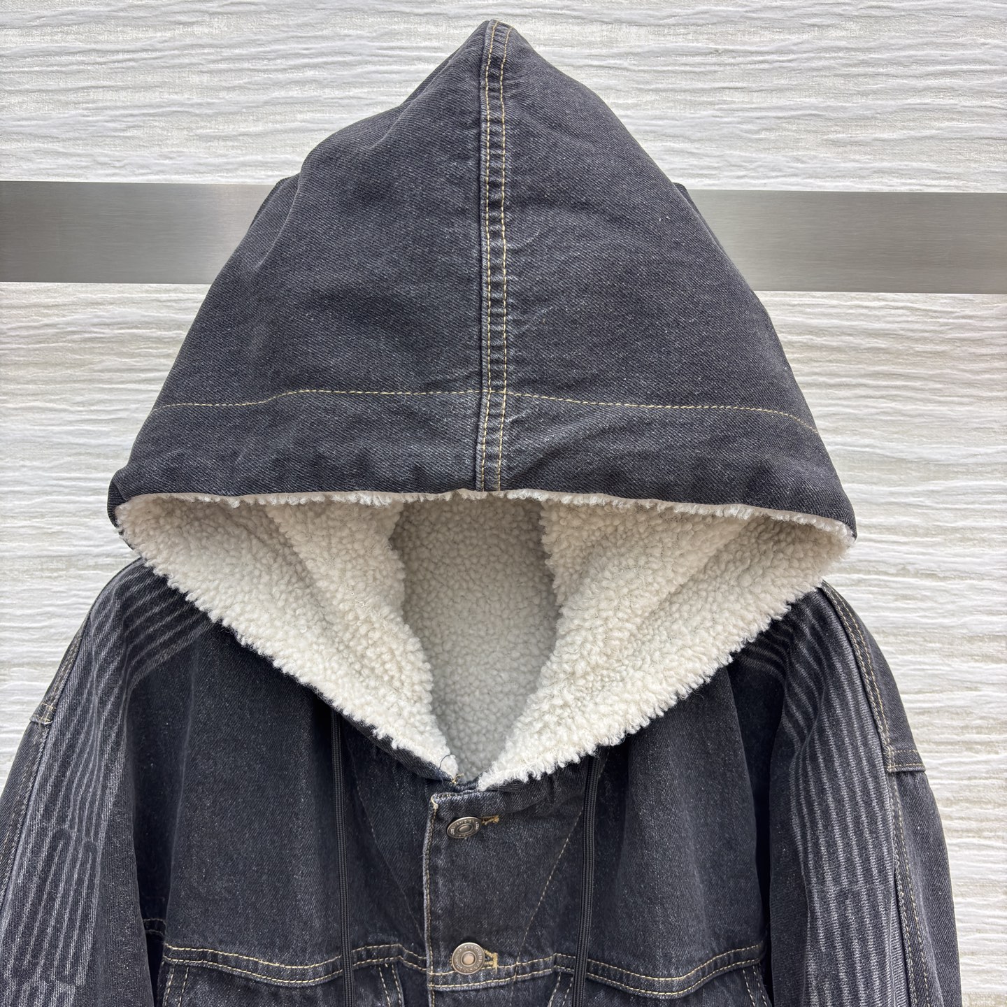D家 连帽牛仔外套 做旧灰牛仔复古有质感 连帽颗粒绒设计保暖又潮酷 经典工装版型百搭不挑人 秋冬穿搭选它