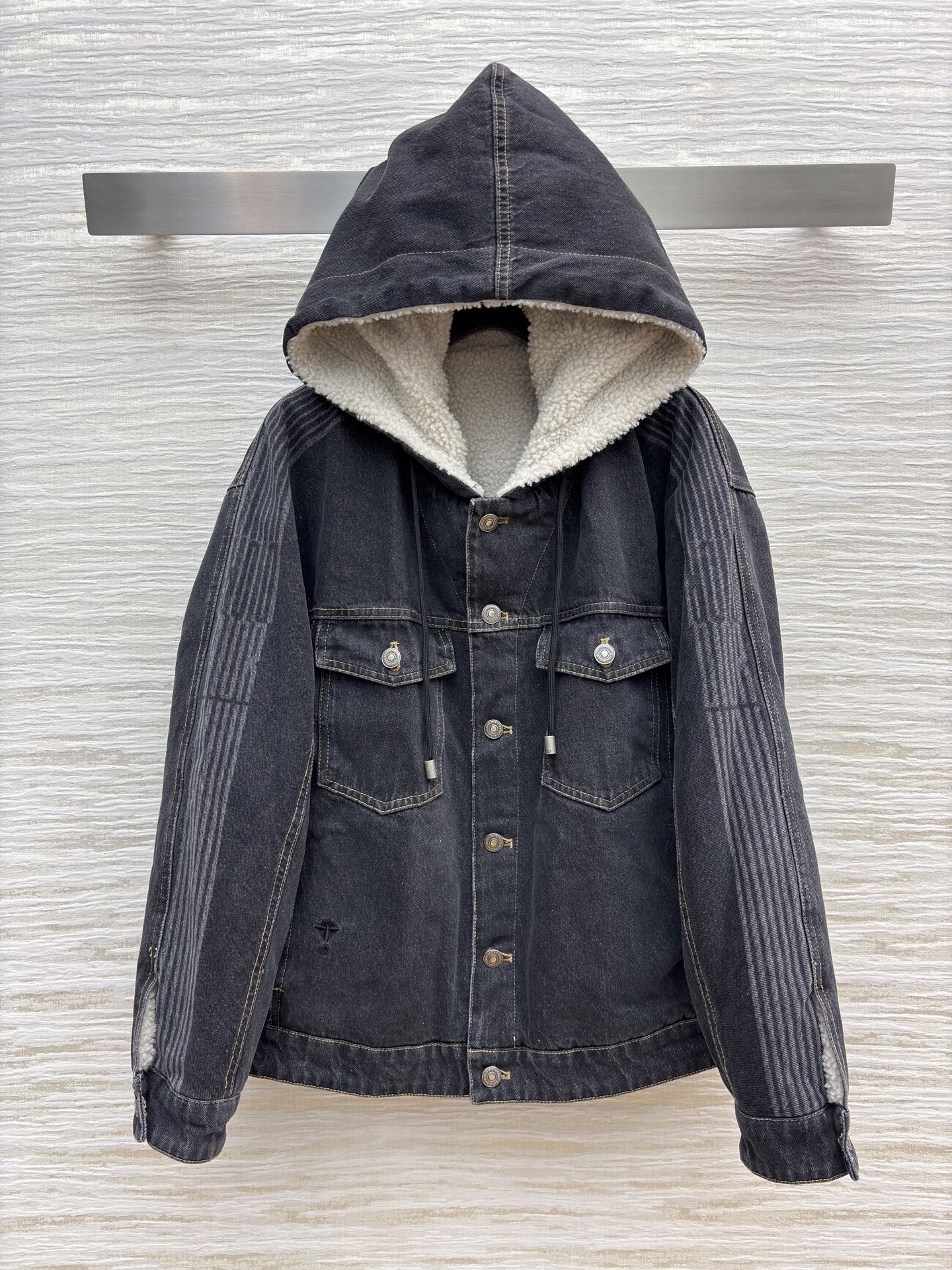 D家 连帽牛仔外套 做旧灰牛仔复古有质感 连帽颗粒绒设计保暖又潮酷 经典工装版型百搭不挑人 秋冬穿搭选它