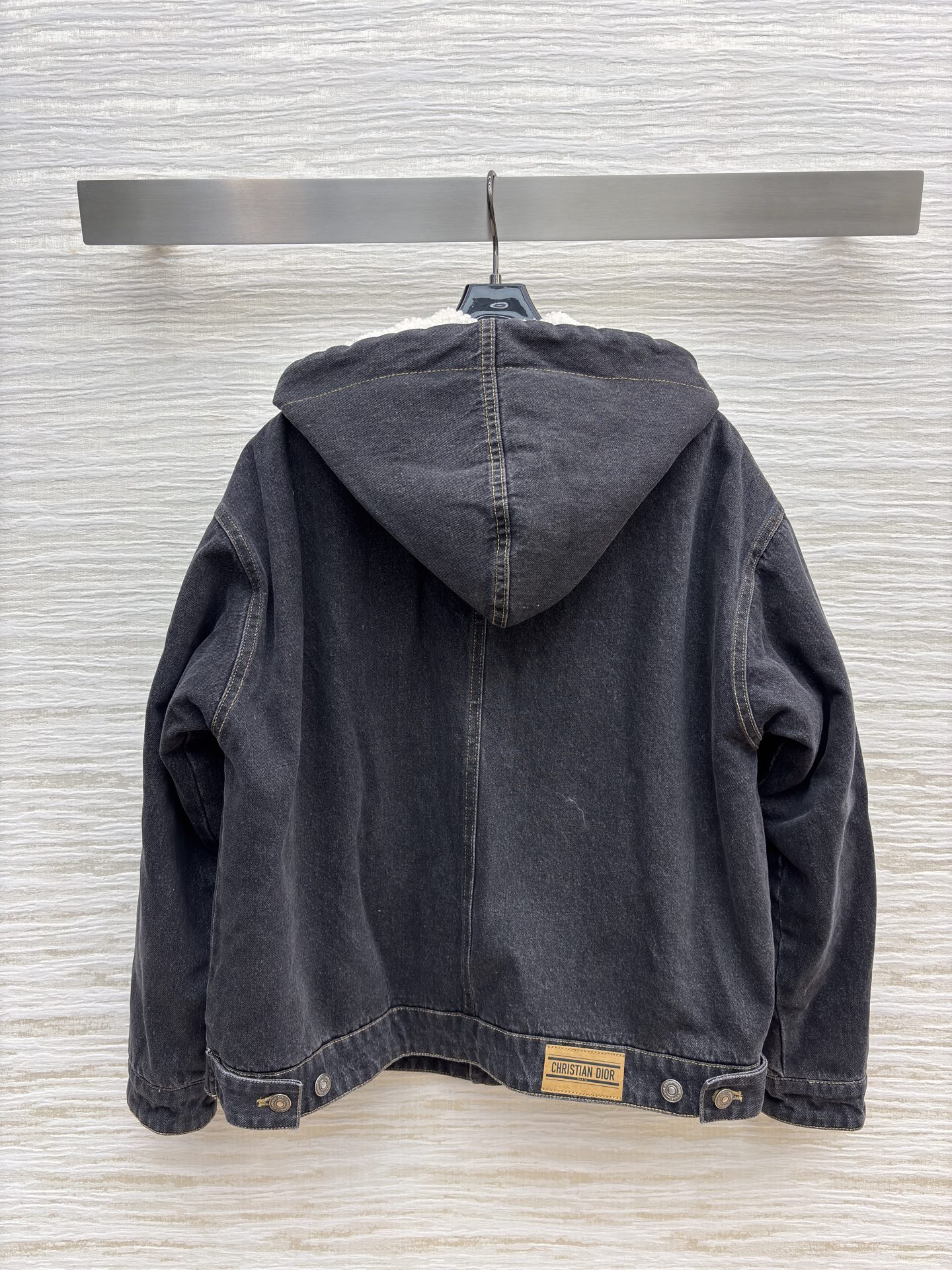 D家 连帽牛仔外套 做旧灰牛仔复古有质感 连帽颗粒绒设计保暖又潮酷 经典工装版型百搭不挑人 秋冬穿搭选它