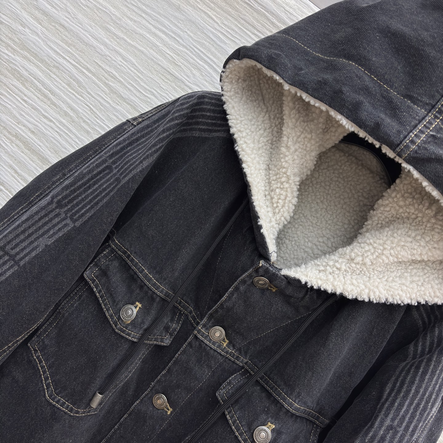 D家 连帽牛仔外套 做旧灰牛仔复古有质感 连帽颗粒绒设计保暖又潮酷 经典工装版型百搭不挑人 秋冬穿搭选它