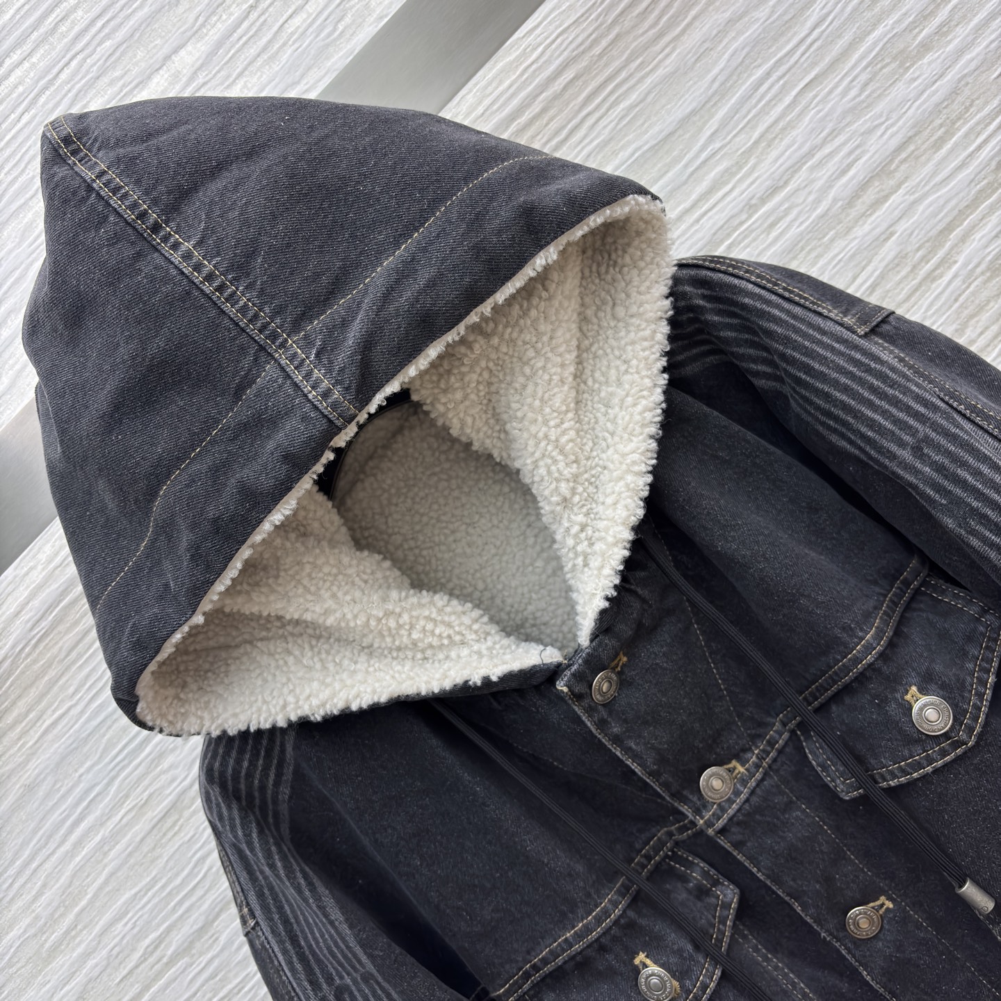 D家 连帽牛仔外套 做旧灰牛仔复古有质感 连帽颗粒绒设计保暖又潮酷 经典工装版型百搭不挑人 秋冬穿搭选它