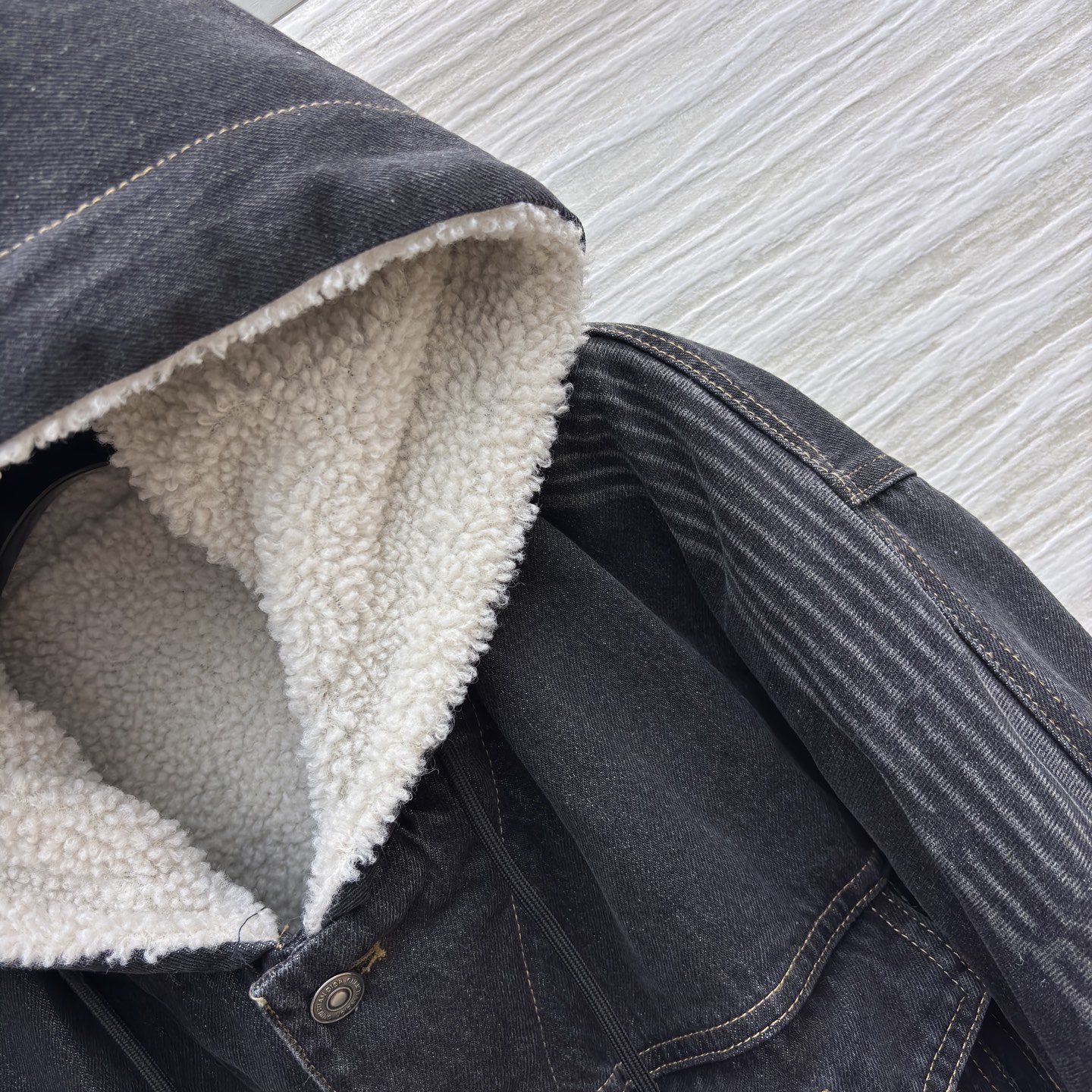 D家 连帽牛仔外套 做旧灰牛仔复古有质感 连帽颗粒绒设计保暖又潮酷 经典工装版型百搭不挑人 秋冬穿搭选它