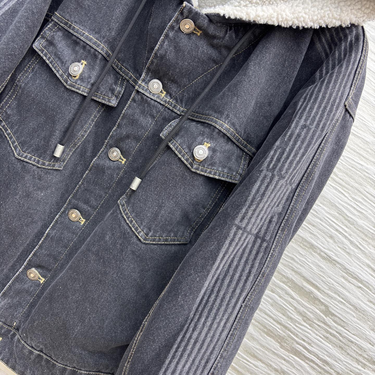 D家 连帽牛仔外套 做旧灰牛仔复古有质感 连帽颗粒绒设计保暖又潮酷 经典工装版型百搭不挑人 秋冬穿搭选它