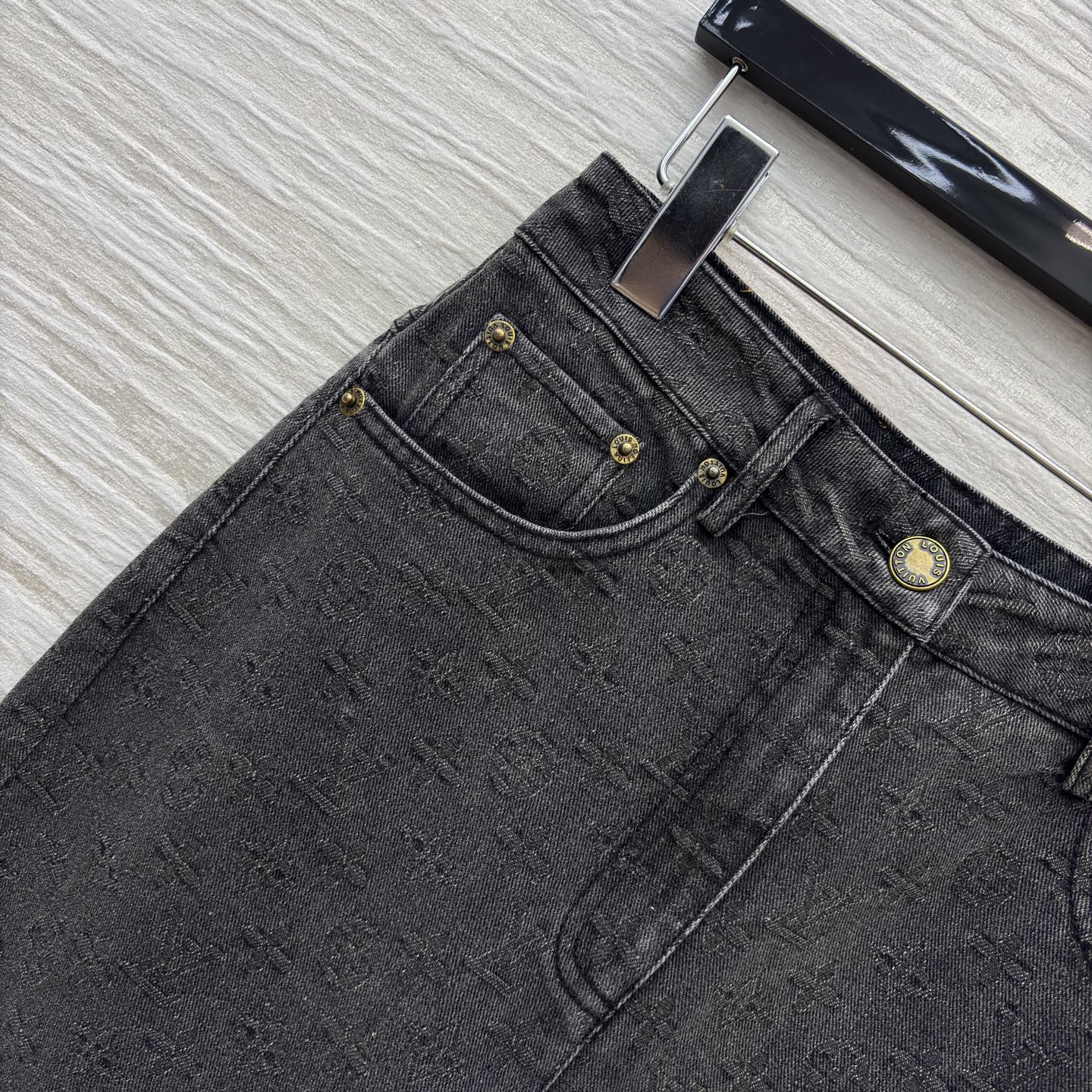 L家 牛仔套装时尚出圈 深灰牛仔套装复古又高级 短款外套利落显比例 阔腿裤遮肉显腿长 一套搞定炸街造型 