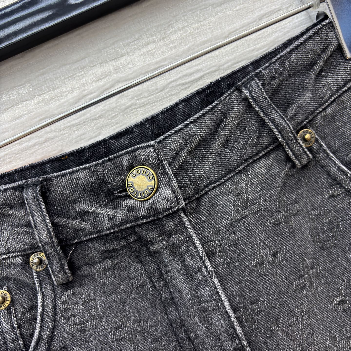 L家 牛仔套装时尚出圈 深灰牛仔套装复古又高级 短款外套利落显比例 阔腿裤遮肉显腿长 一套搞定炸街造型 