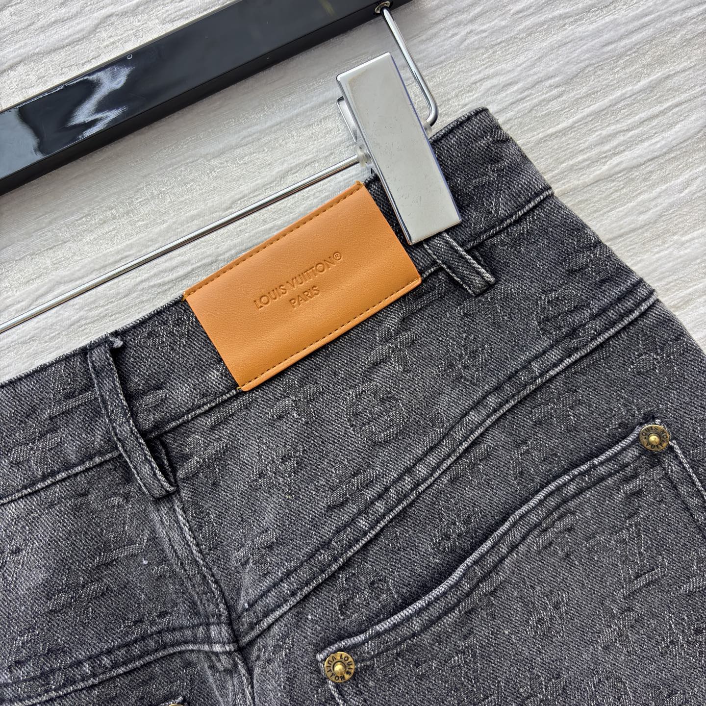 L家 牛仔套装时尚出圈 深灰牛仔套装复古又高级 短款外套利落显比例 阔腿裤遮肉显腿长 一套搞定炸街造型 