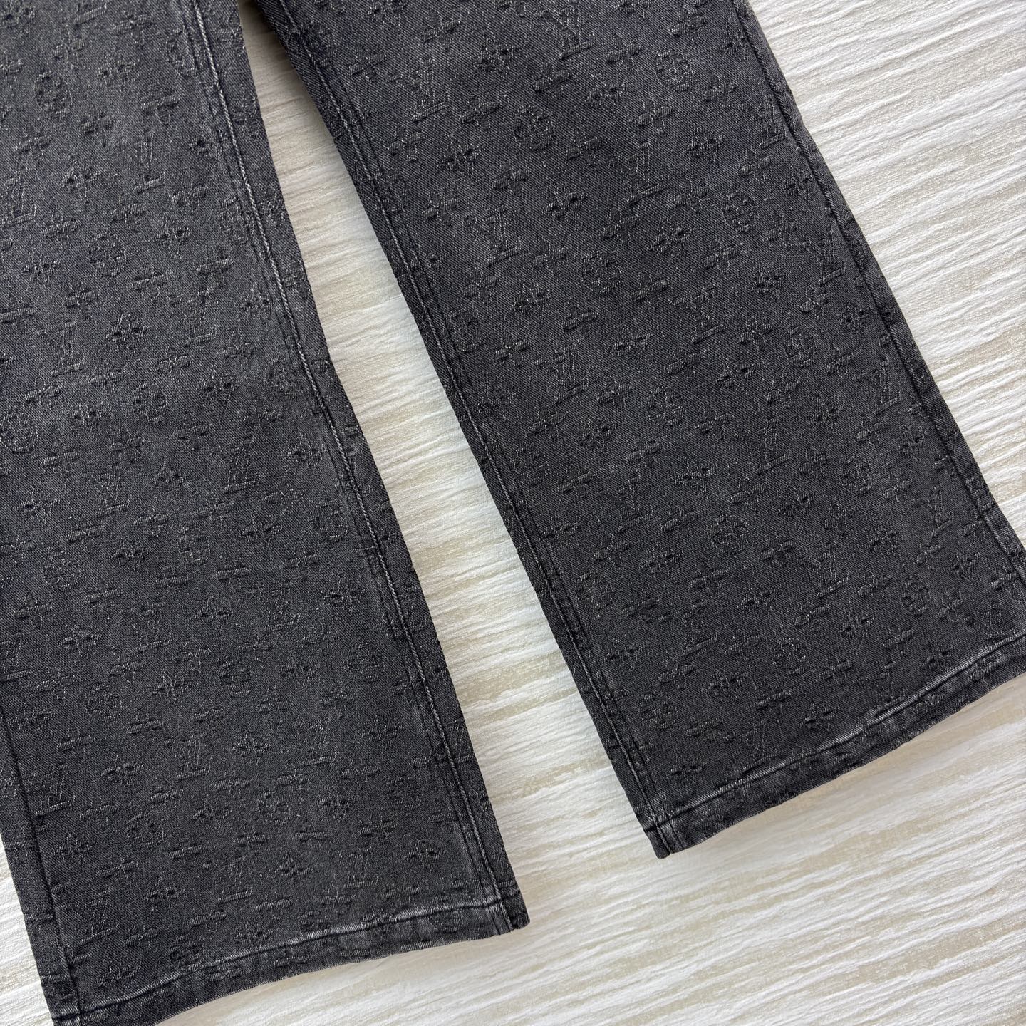 L家 牛仔套装时尚出圈 深灰牛仔套装复古又高级 短款外套利落显比例 阔腿裤遮肉显腿长 一套搞定炸街造型 