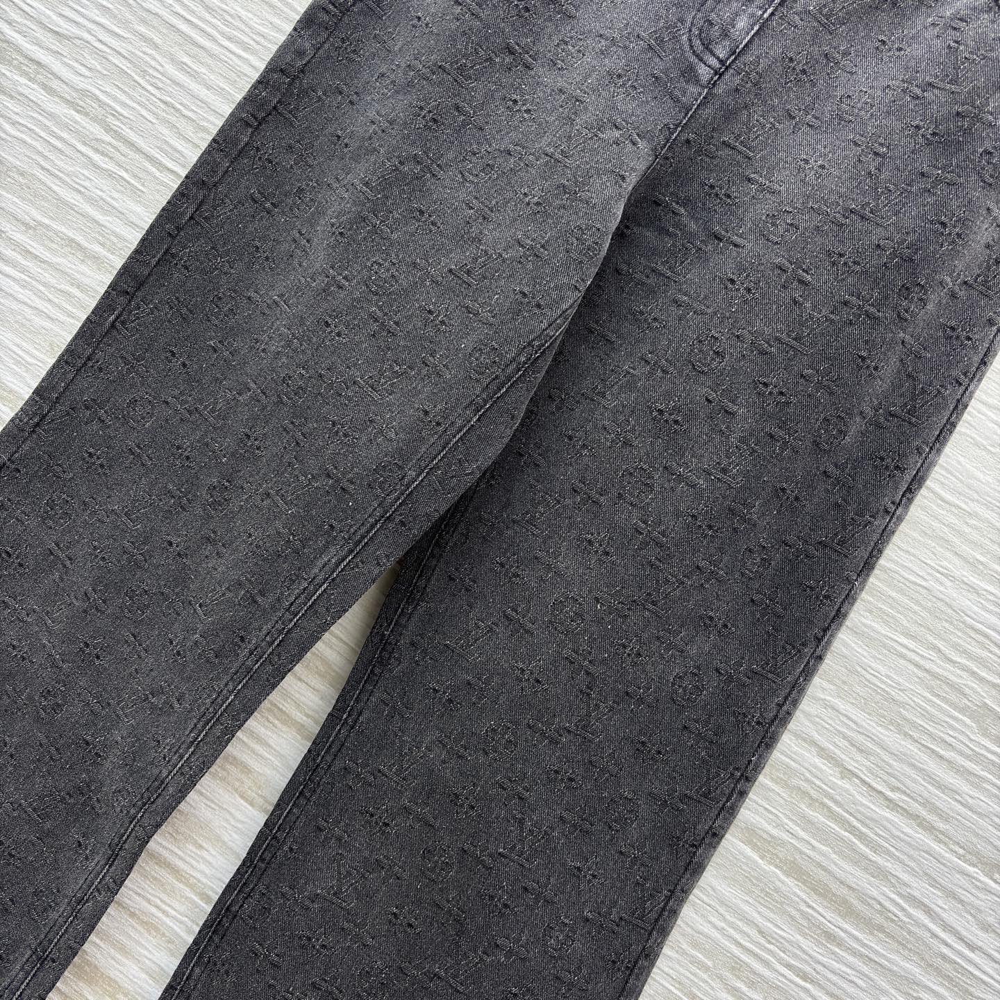 L家 牛仔套装时尚出圈 深灰牛仔套装复古又高级 短款外套利落显比例 阔腿裤遮肉显腿长 一套搞定炸街造型 