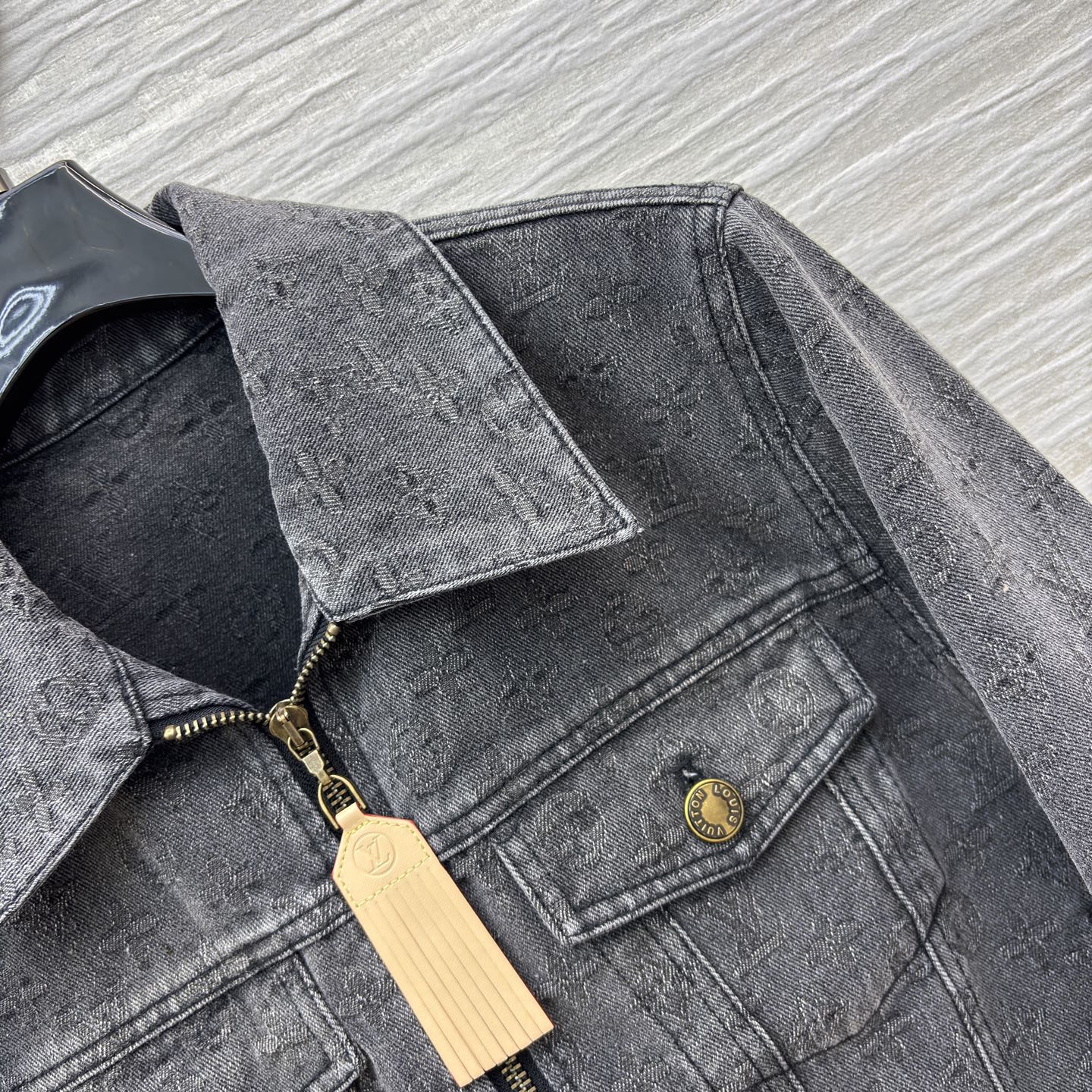 L家 牛仔套装时尚出圈 深灰牛仔套装复古又高级 短款外套利落显比例 阔腿裤遮肉显腿长 一套搞定炸街造型 