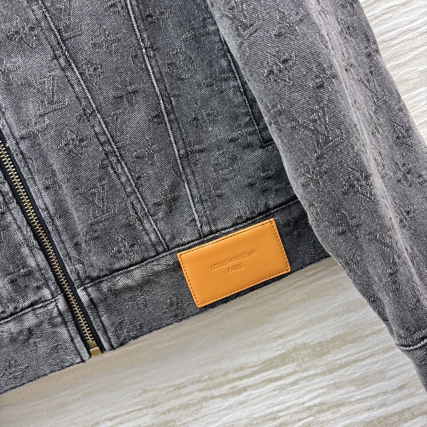 L家 牛仔套装时尚出圈 深灰牛仔套装复古又高级 短款外套利落显比例 阔腿裤遮肉显腿长 一套搞定炸街造型 