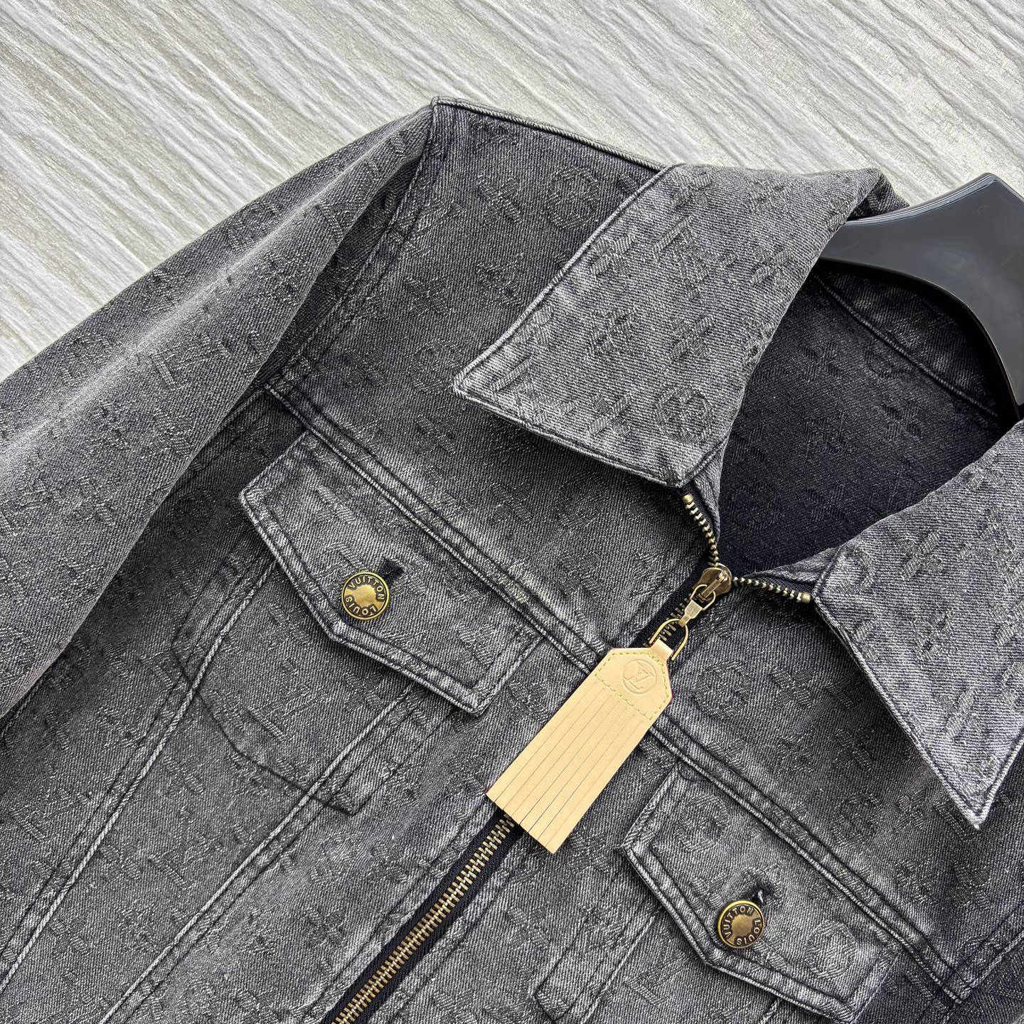 L家 牛仔套装时尚出圈 深灰牛仔套装复古又高级 短款外套利落显比例 阔腿裤遮肉显腿长 一套搞定炸街造型 