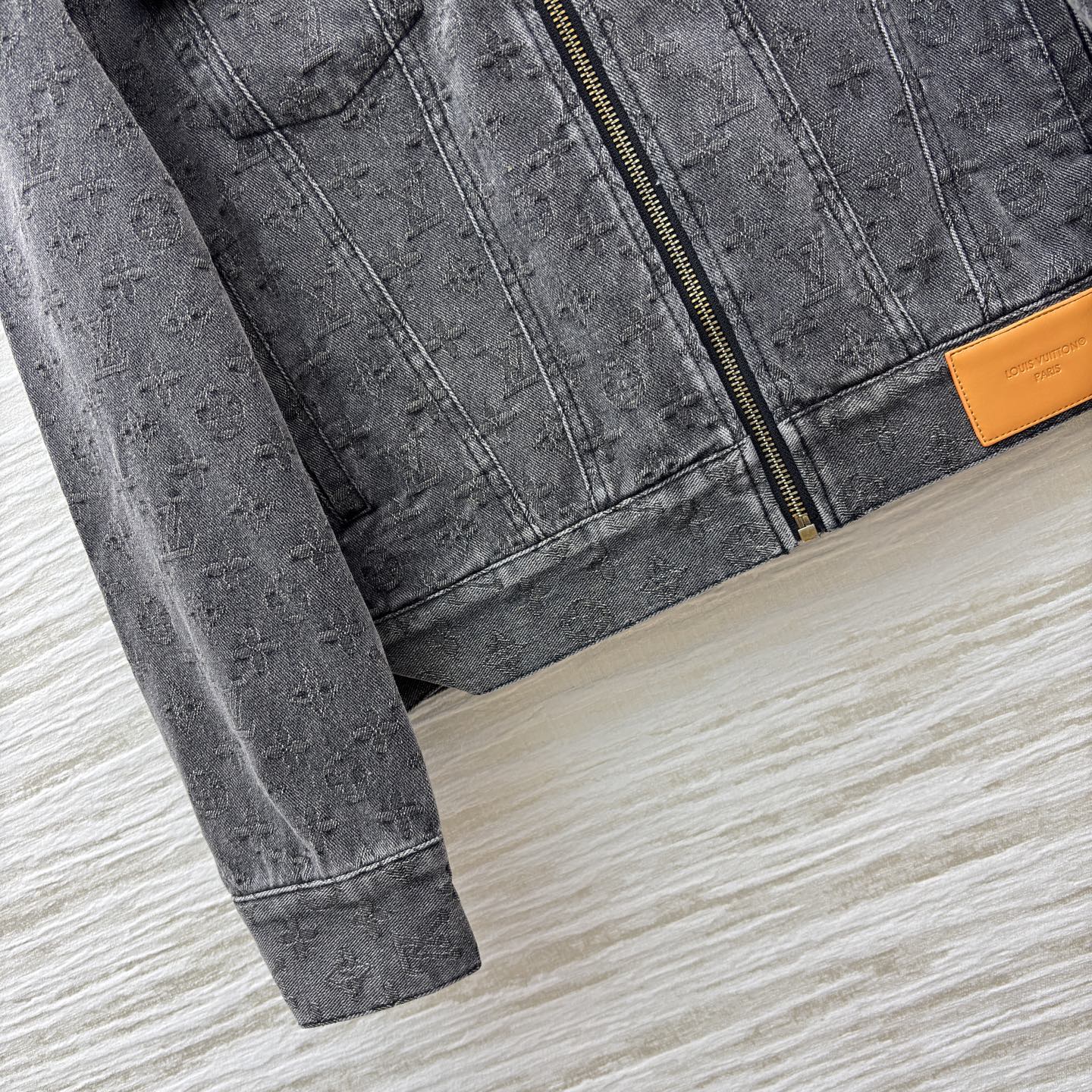 L家 牛仔套装时尚出圈 深灰牛仔套装复古又高级 短款外套利落显比例 阔腿裤遮肉显腿长 一套搞定炸街造型 