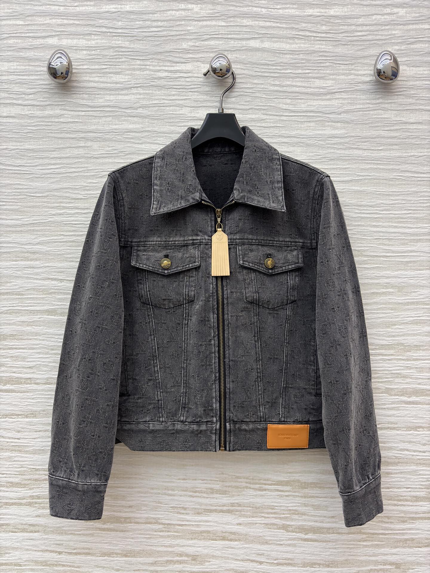 L家 牛仔套装时尚出圈 深灰牛仔套装复古又高级 短款外套利落显比例 阔腿裤遮肉显腿长 一套搞定炸街造型 