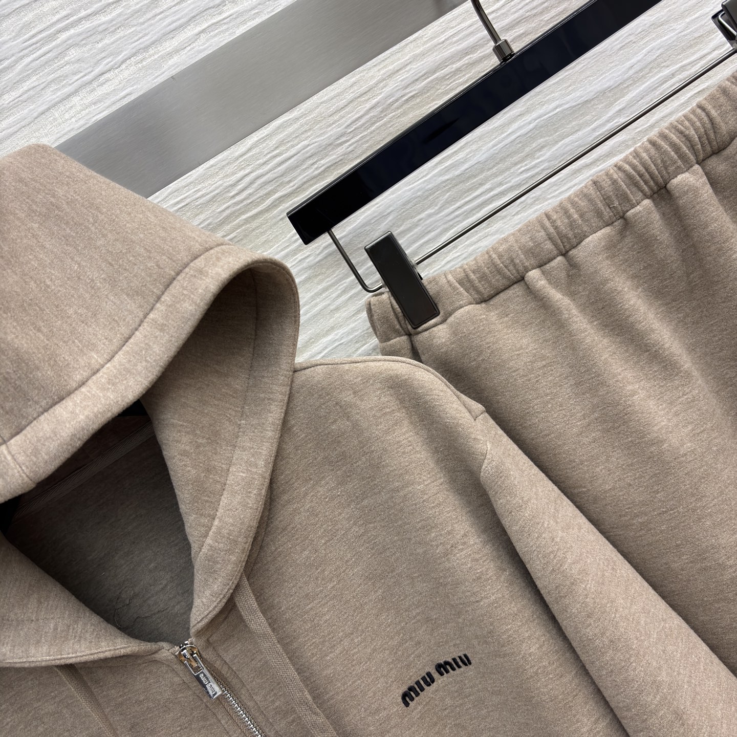 Miu家 休闲风套装 卡其色连帽外套+半身裙 尽显温柔 套装软糯质感舒适又显气质 拉链设计随性利落 日常