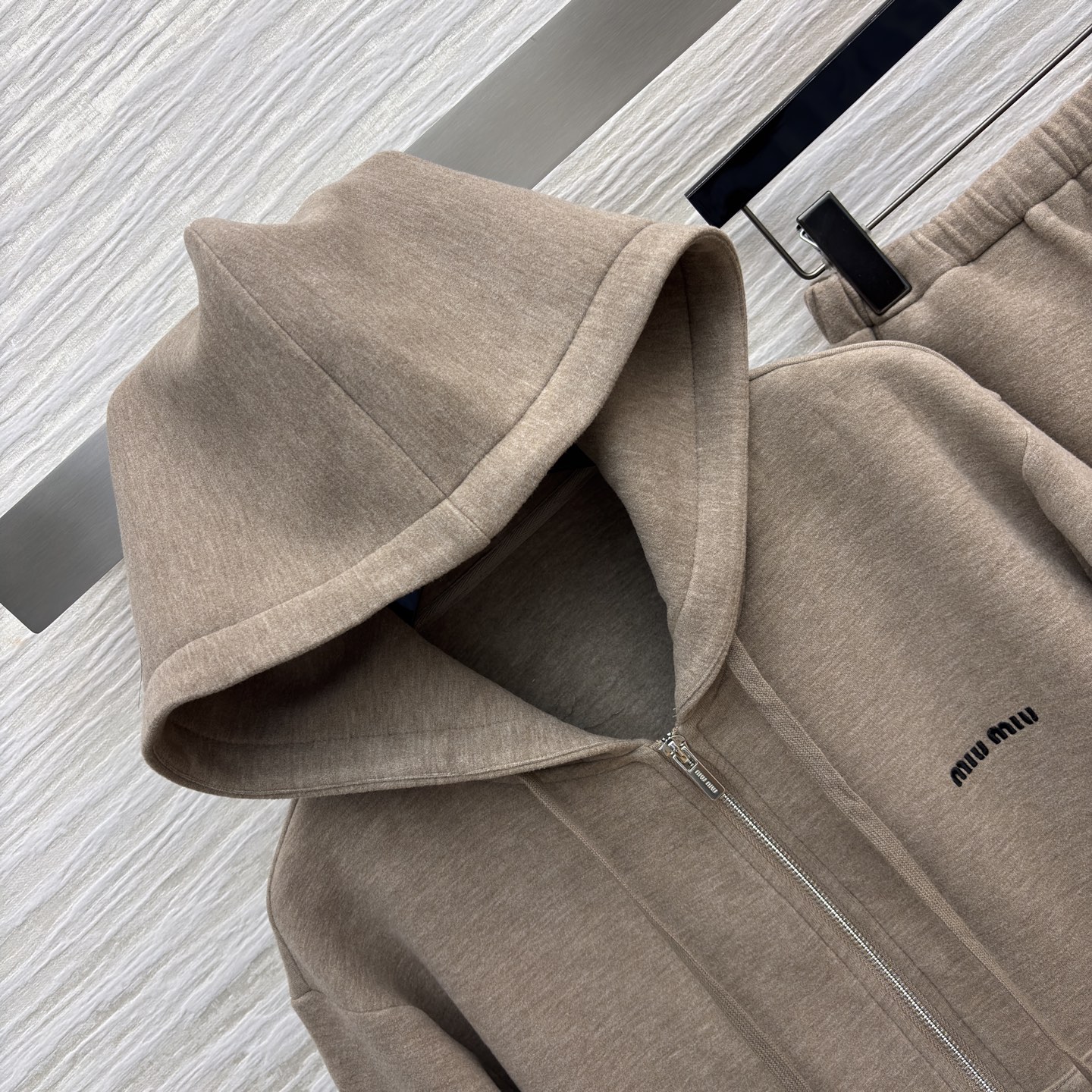 Miu家 休闲风套装 卡其色连帽外套+半身裙 尽显温柔 套装软糯质感舒适又显气质 拉链设计随性利落 日常