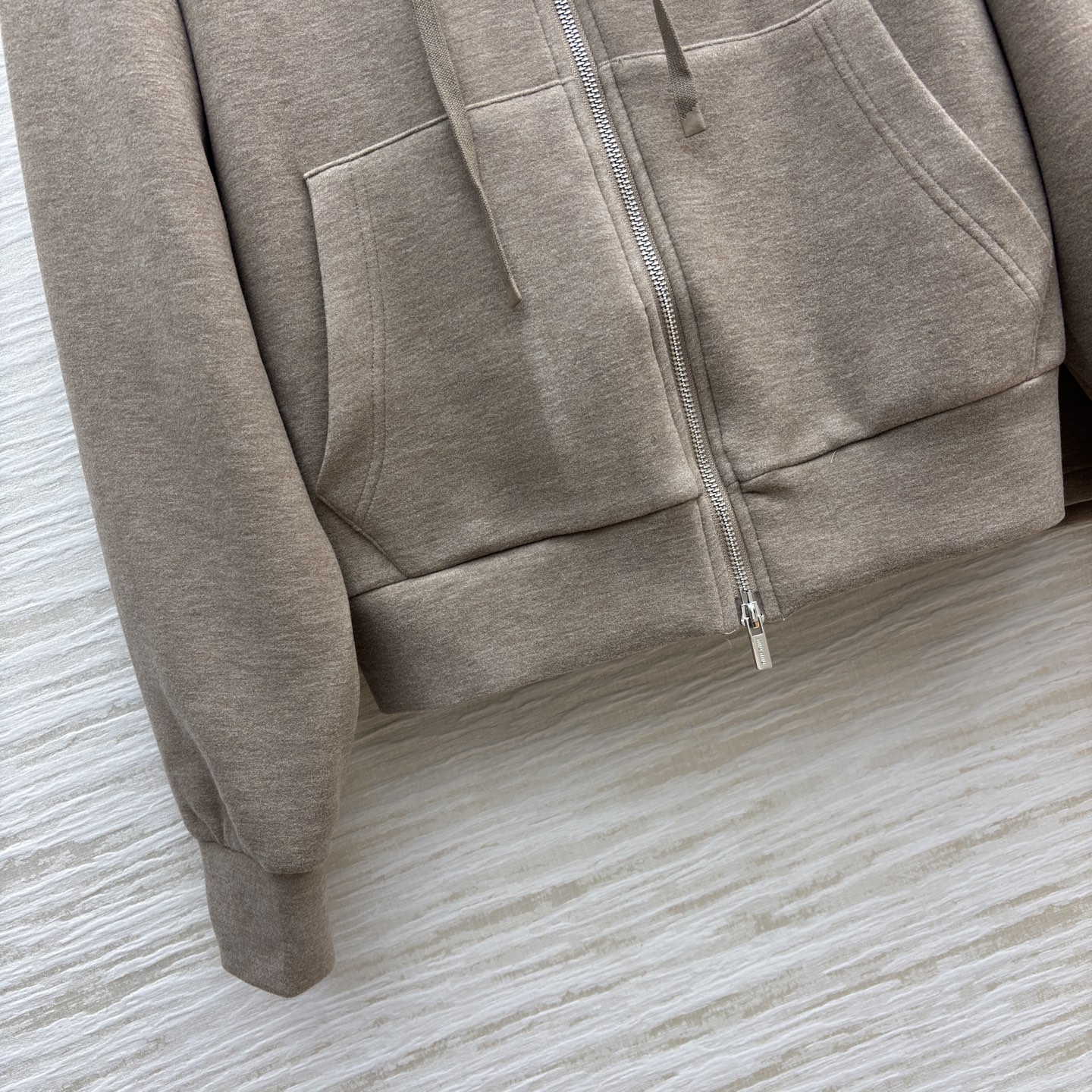 Miu家 休闲风套装 卡其色连帽外套+半身裙 尽显温柔 套装软糯质感舒适又显气质 拉链设计随性利落 日常