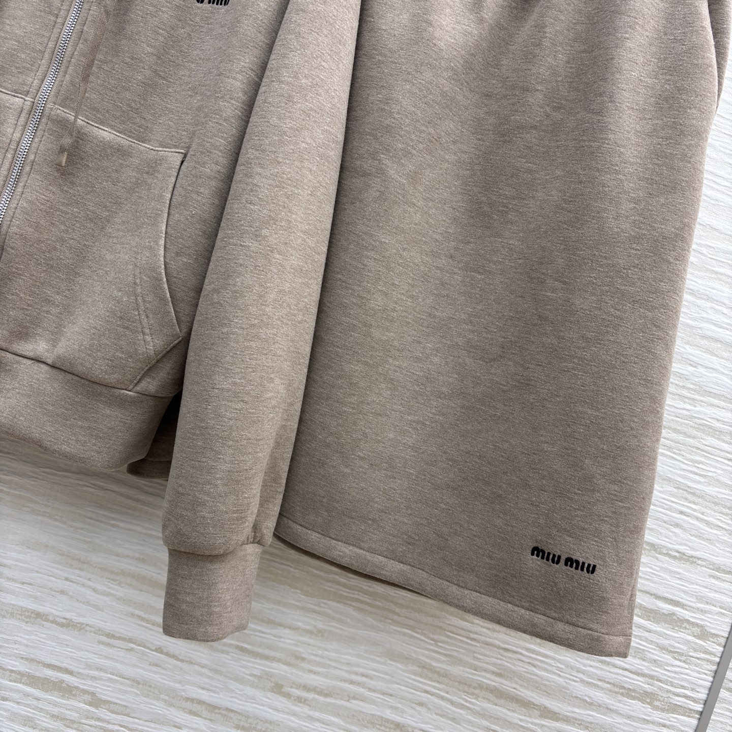 Miu家 休闲风套装 卡其色连帽外套+半身裙 尽显温柔 套装软糯质感舒适又显气质 拉链设计随性利落 日常