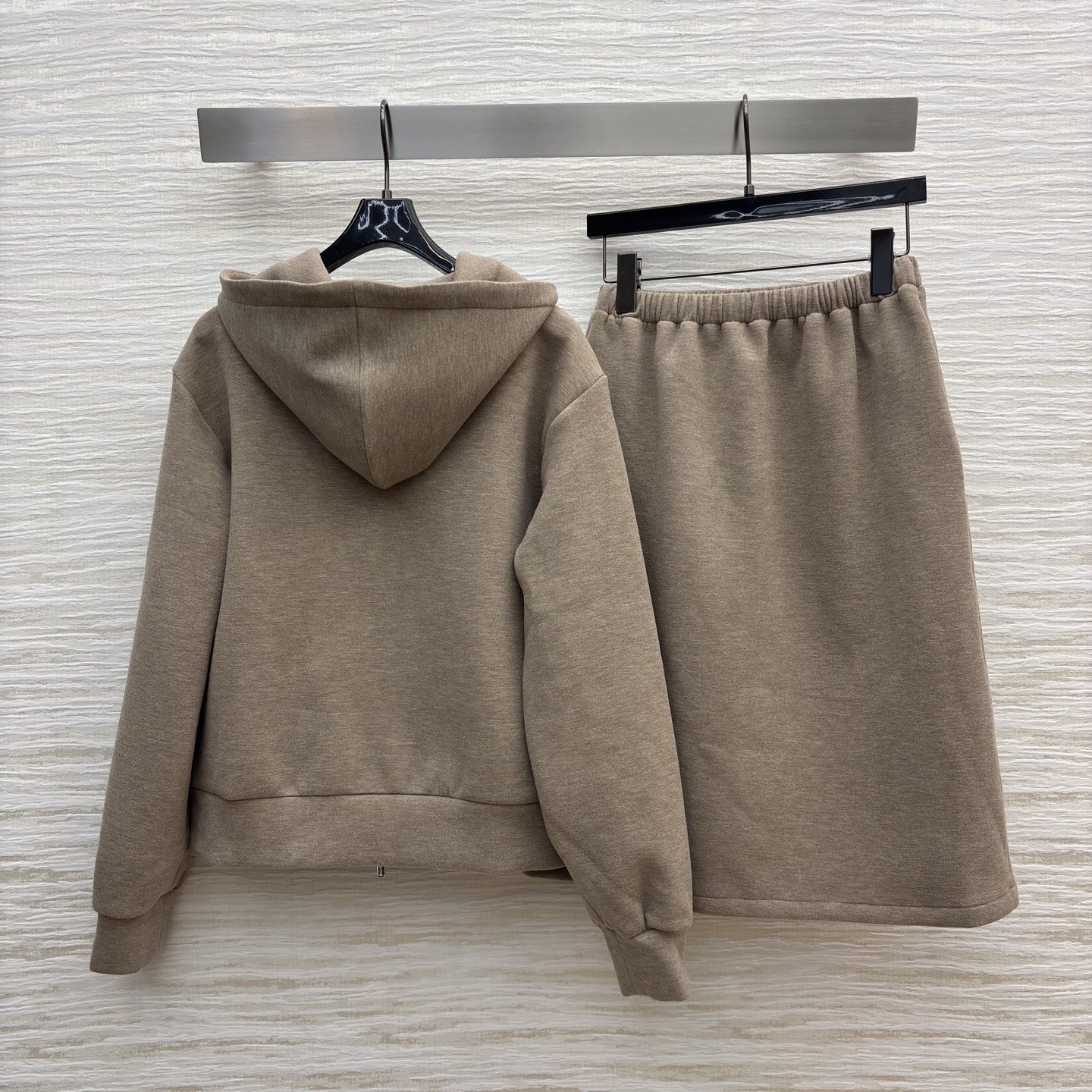 Miu家 休闲风套装 卡其色连帽外套+半身裙 尽显温柔 套装软糯质感舒适又显气质 拉链设计随性利落 日常