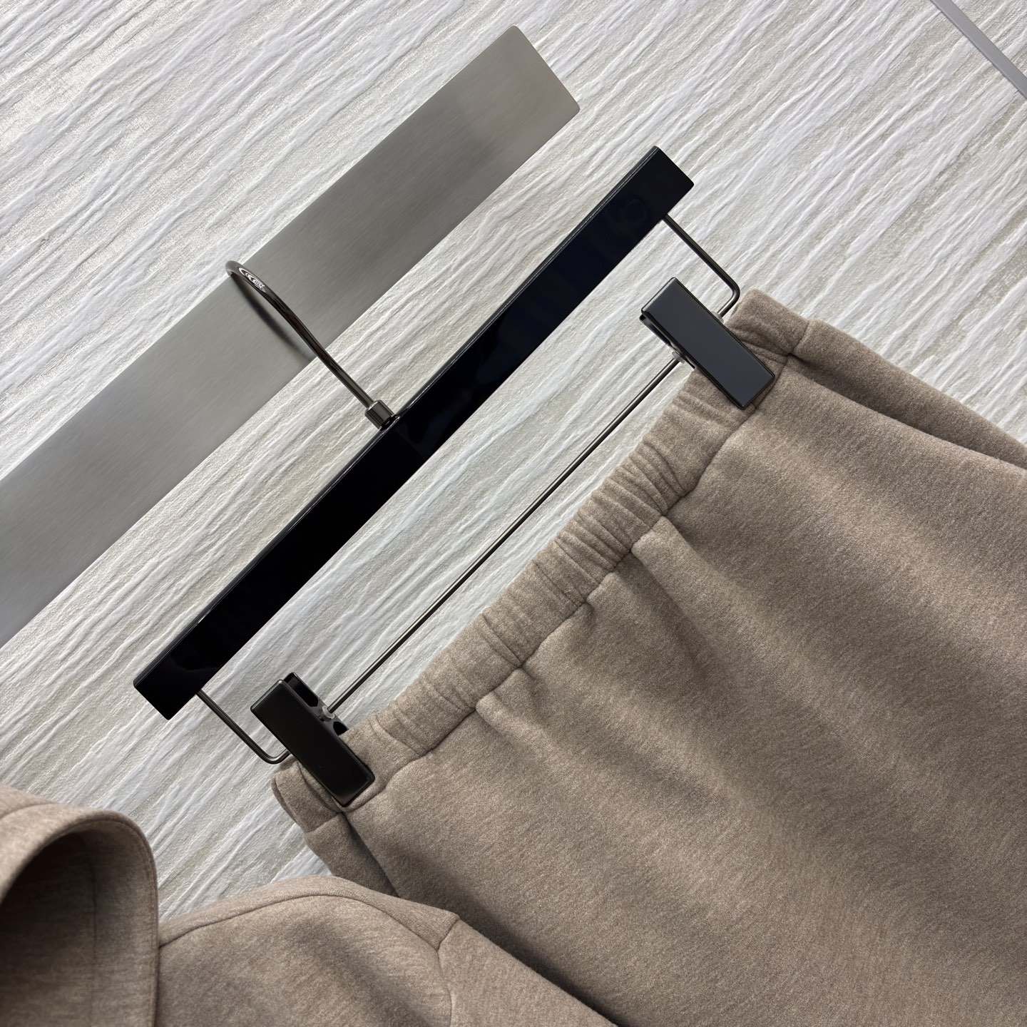 Miu家 休闲风套装 卡其色连帽外套+半身裙 尽显温柔 套装软糯质感舒适又显气质 拉链设计随性利落 日常