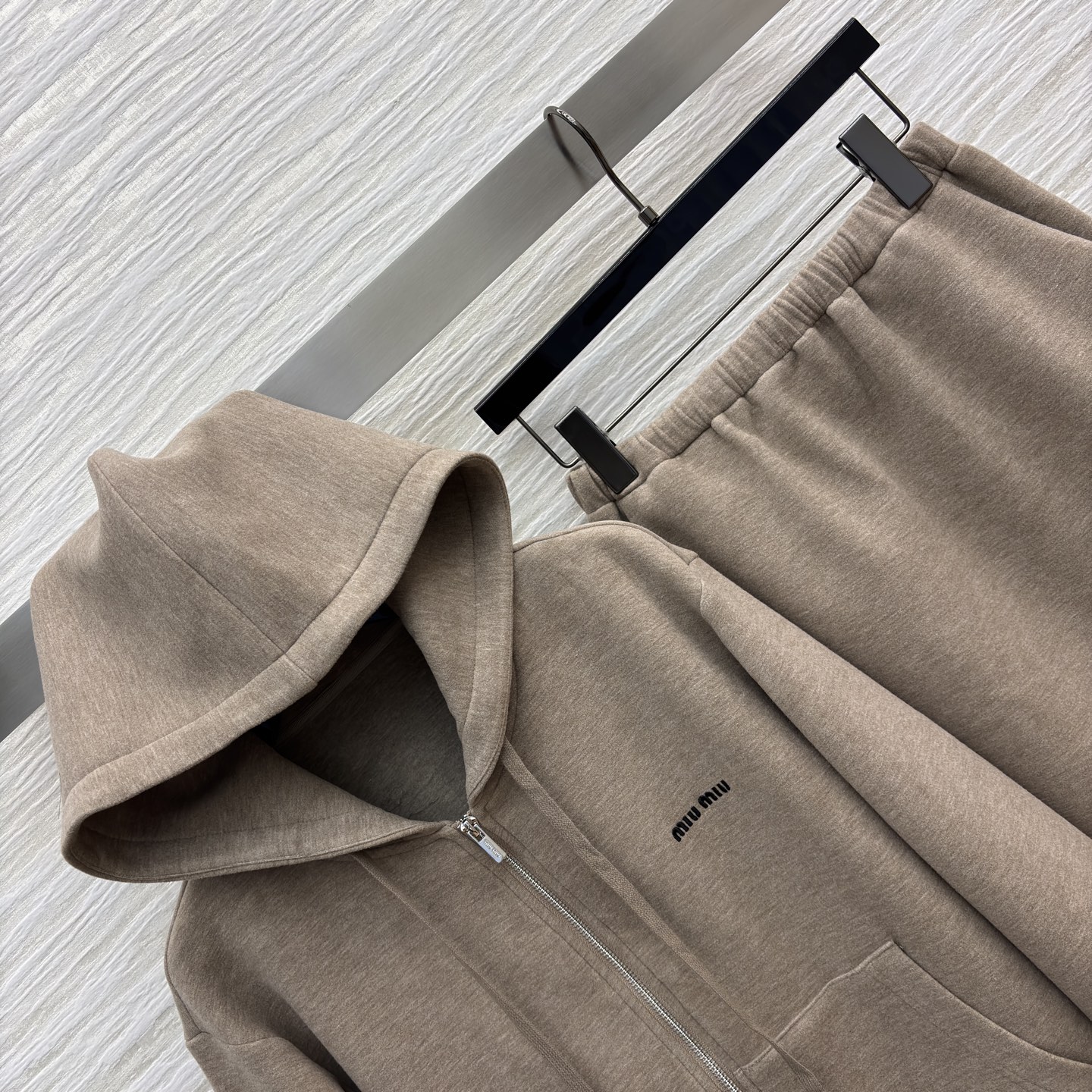 Miu家 休闲风套装 卡其色连帽外套+半身裙 尽显温柔 套装软糯质感舒适又显气质 拉链设计随性利落 日常