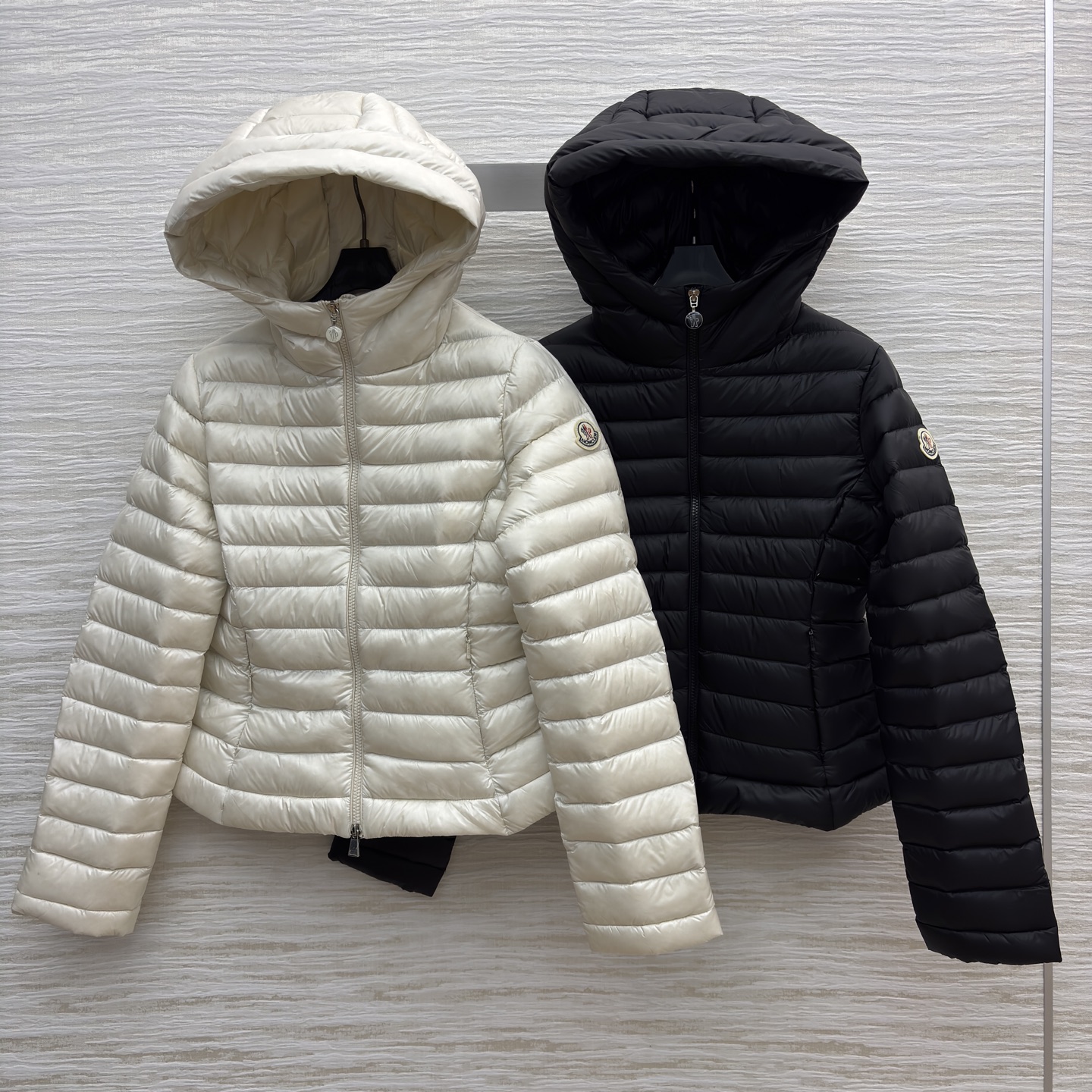 Mo轻薄羽绒服 经典绗缝设计 黑的酷飒 白的温柔 鹅绒填充轻盈锁温 秋冬叠穿或单穿都尽显格调 是精致女孩