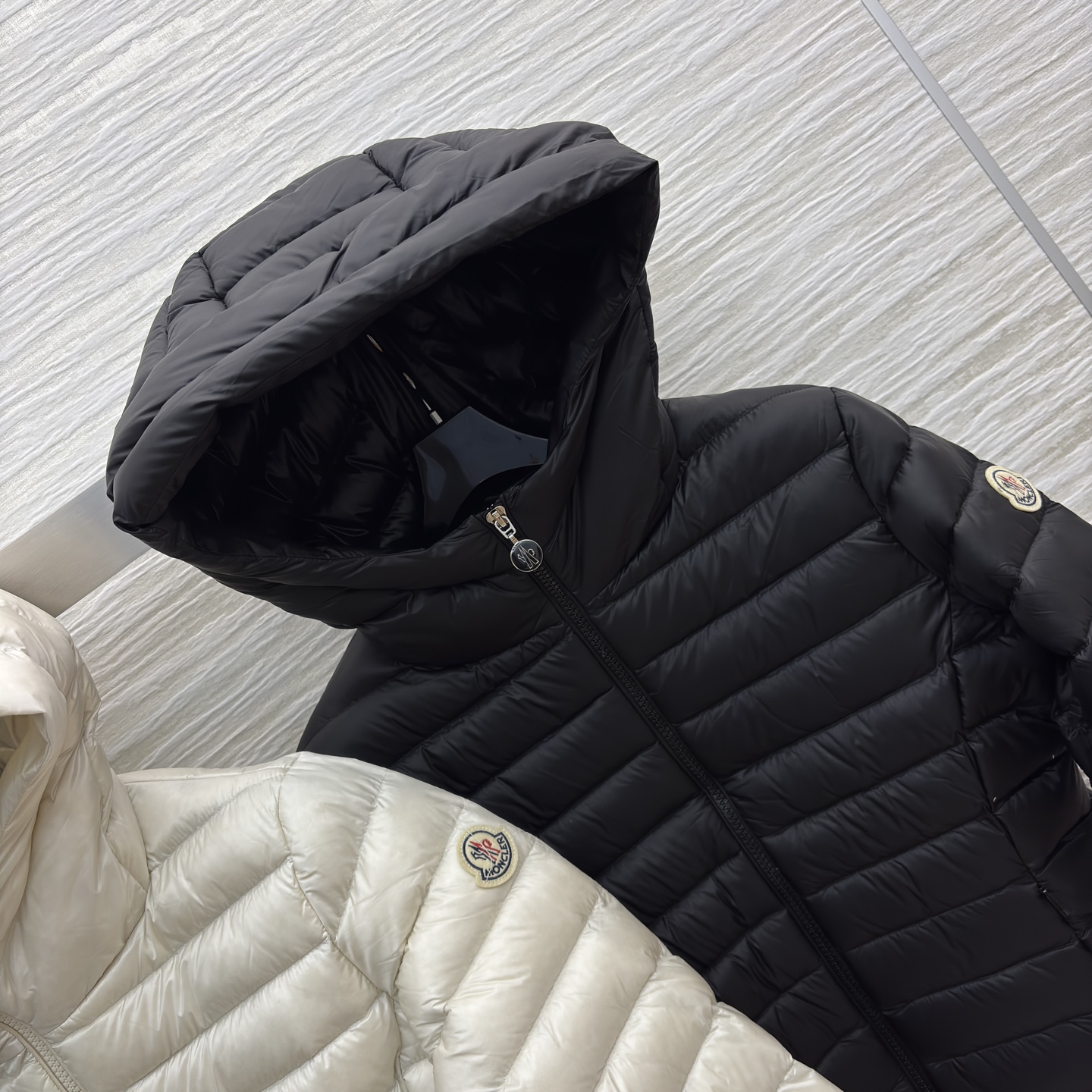 Mo轻薄羽绒服 经典绗缝设计 黑的酷飒 白的温柔 鹅绒填充轻盈锁温 秋冬叠穿或单穿都尽显格调 是精致女孩