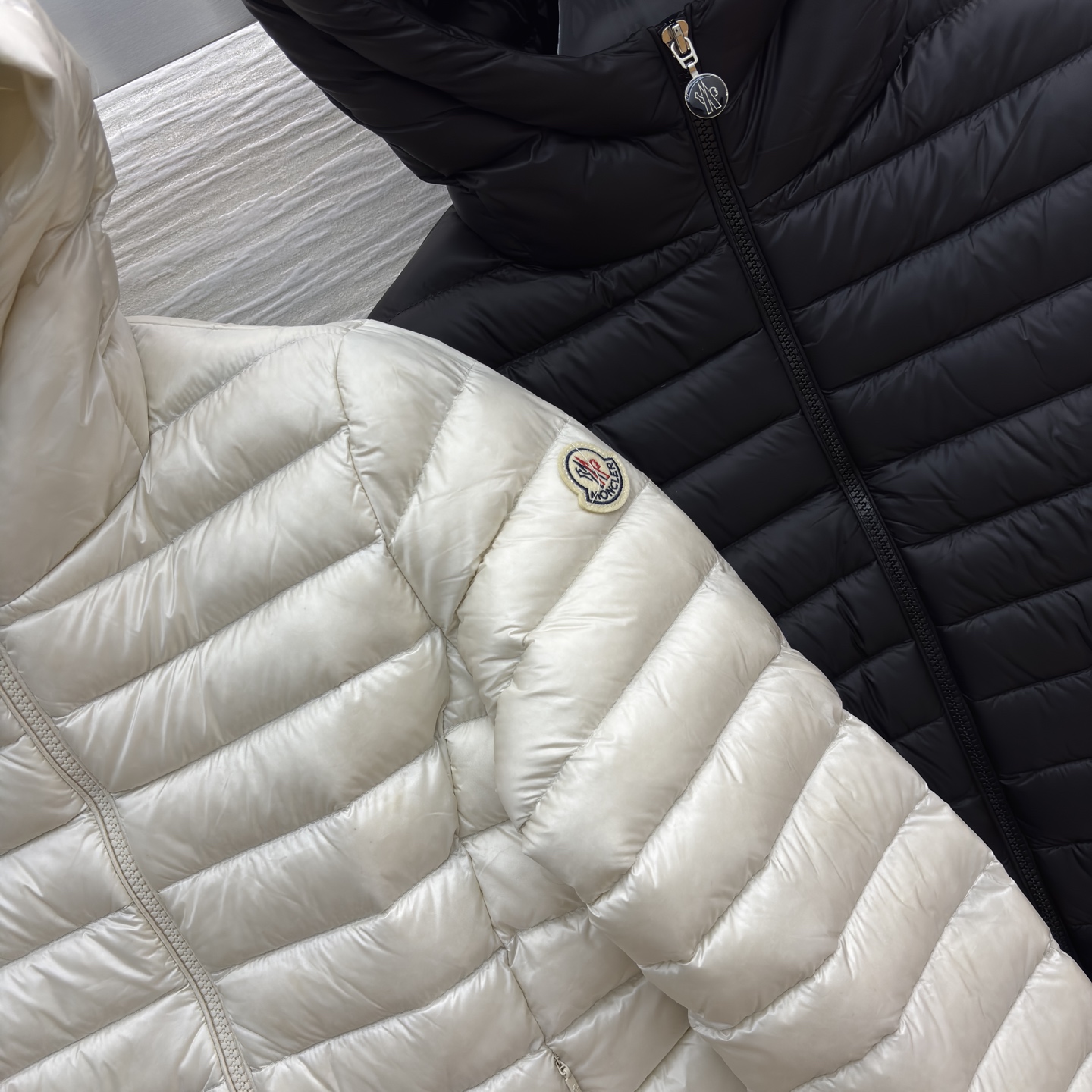 Mo轻薄羽绒服 经典绗缝设计 黑的酷飒 白的温柔 鹅绒填充轻盈锁温 秋冬叠穿或单穿都尽显格调 是精致女孩