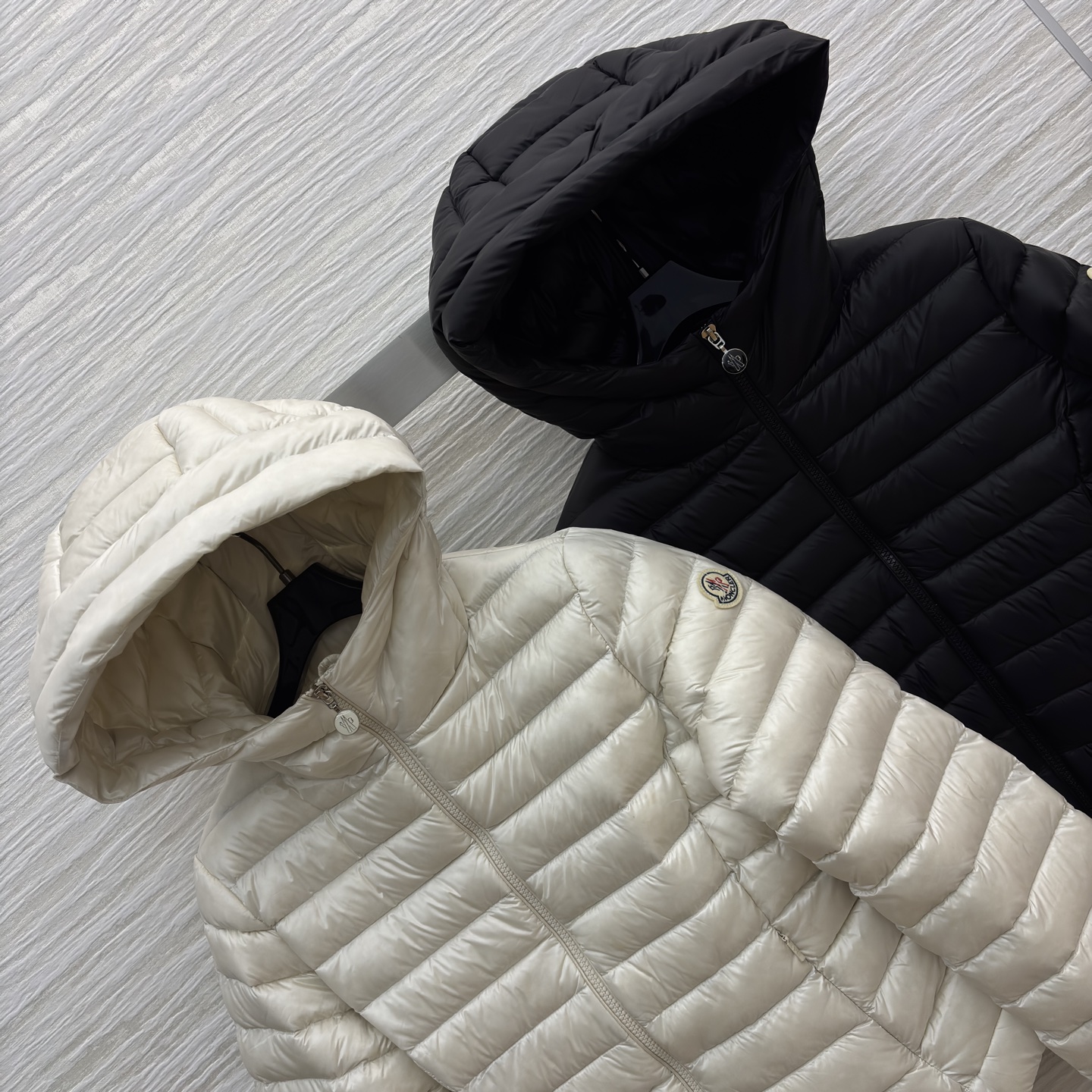 Mo轻薄羽绒服 经典绗缝设计 黑的酷飒 白的温柔 鹅绒填充轻盈锁温 秋冬叠穿或单穿都尽显格调 是精致女孩