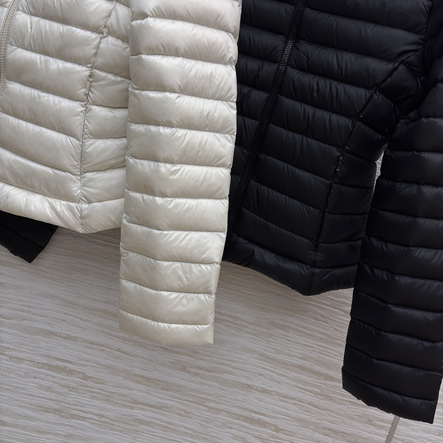 Mo轻薄羽绒服 经典绗缝设计 黑的酷飒 白的温柔 鹅绒填充轻盈锁温 秋冬叠穿或单穿都尽显格调 是精致女孩