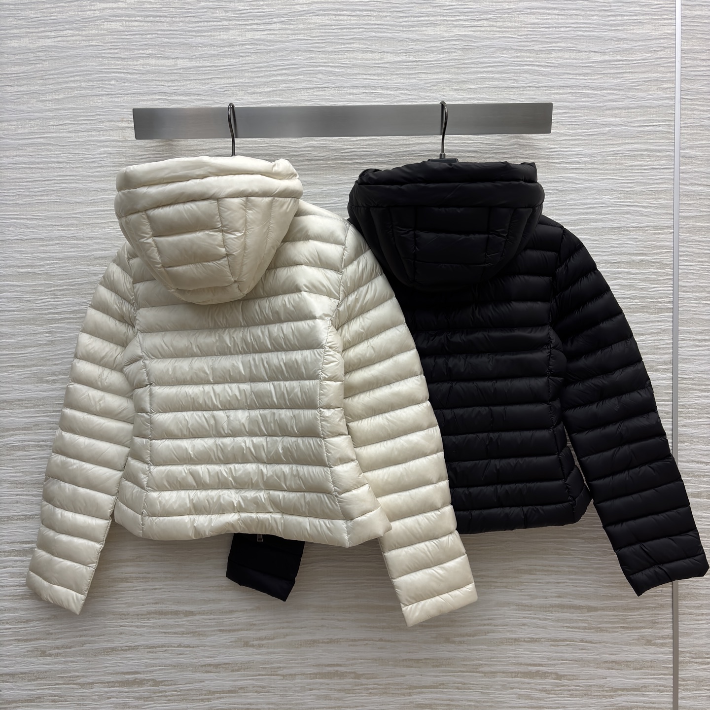 Mo轻薄羽绒服 经典绗缝设计 黑的酷飒 白的温柔 鹅绒填充轻盈锁温 秋冬叠穿或单穿都尽显格调 是精致女孩