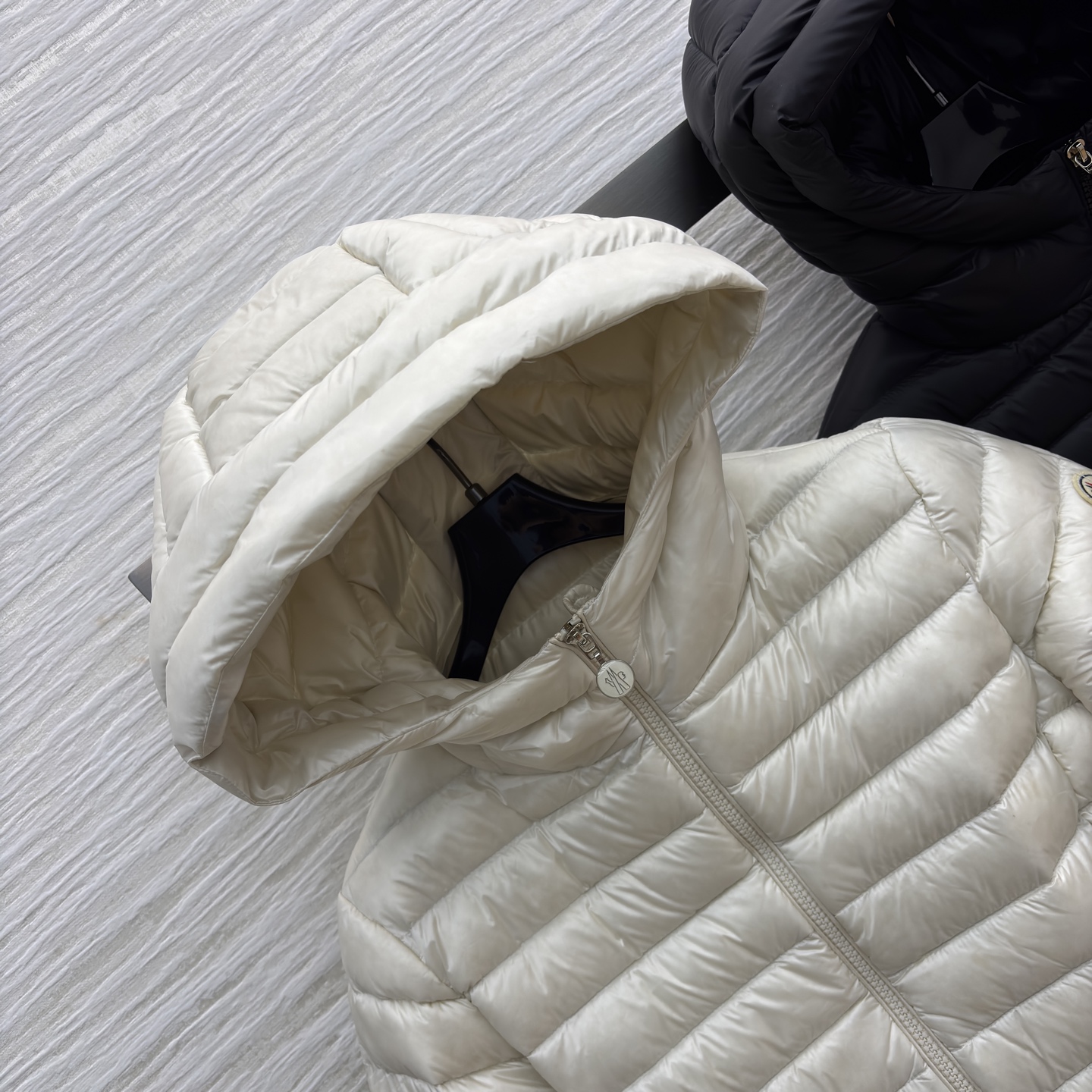 Mo轻薄羽绒服 经典绗缝设计 黑的酷飒 白的温柔 鹅绒填充轻盈锁温 秋冬叠穿或单穿都尽显格调 是精致女孩