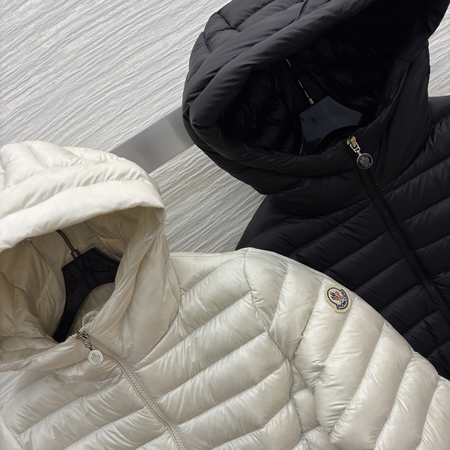 Mo轻薄羽绒服 经典绗缝设计 黑的酷飒 白的温柔 鹅绒填充轻盈锁温 秋冬叠穿或单穿都尽显格调 是精致女孩