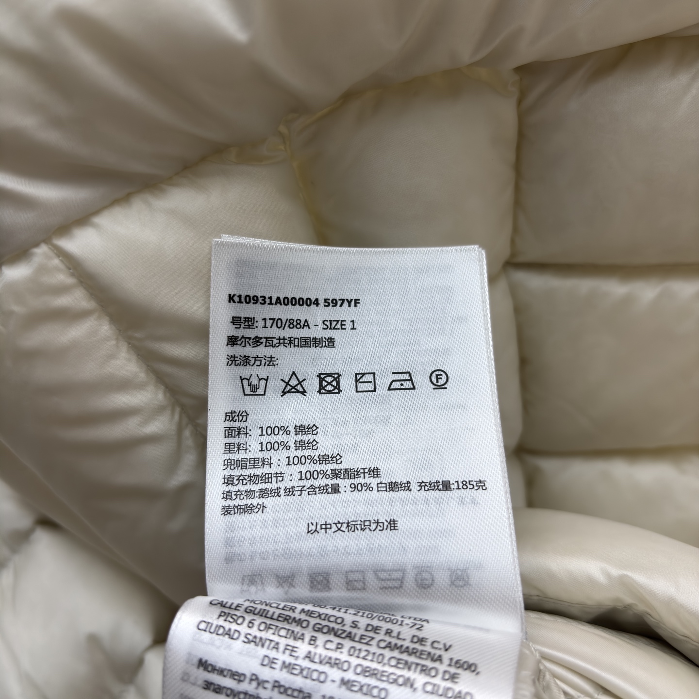 Mo轻薄羽绒服 经典绗缝设计 黑的酷飒 白的温柔 鹅绒填充轻盈锁温 秋冬叠穿或单穿都尽显格调 是精致女孩