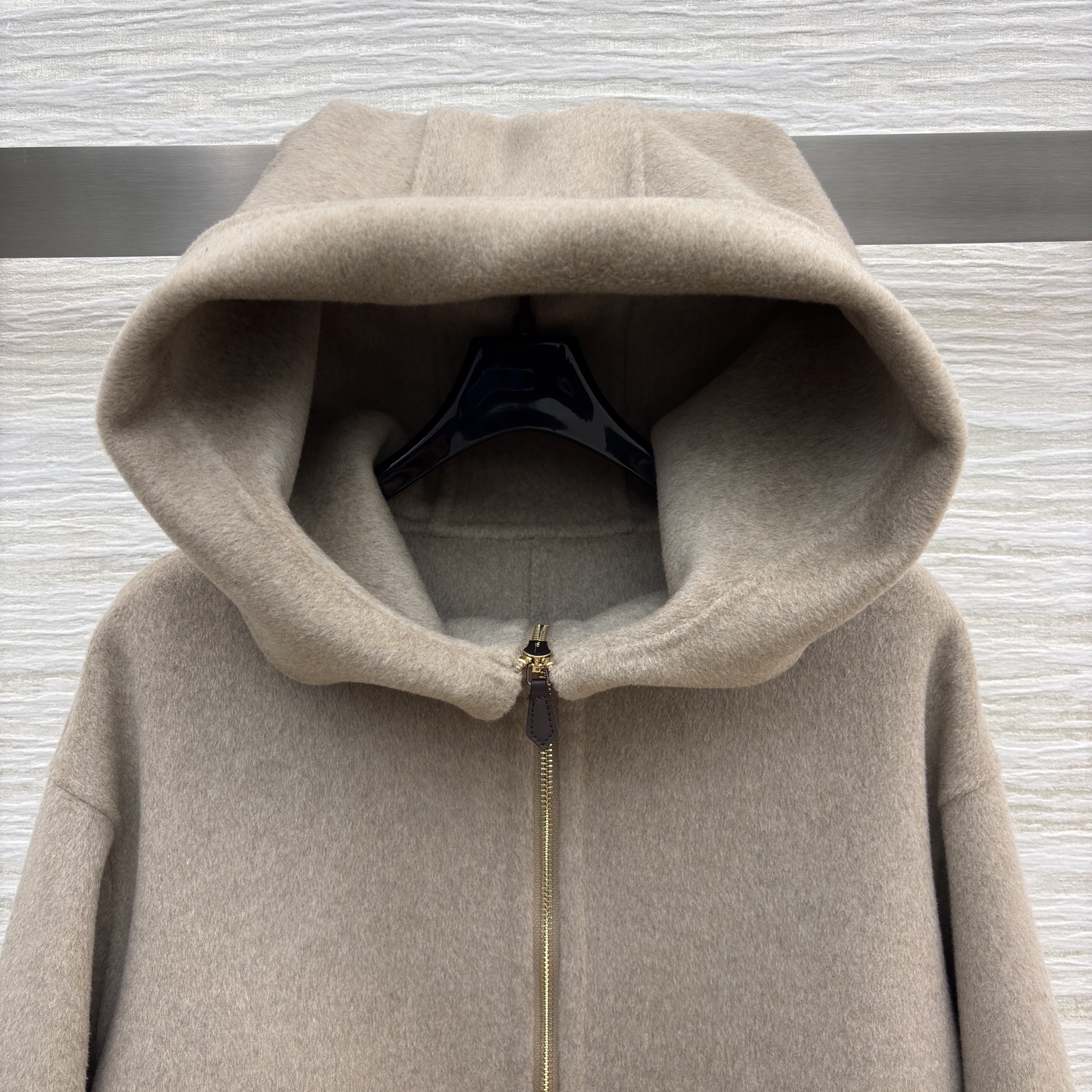 lP🆕连帽羊绒大衣 简约设计却藏满质感 浅咖色调温柔大气 连帽拉链设计休闲又保暖 羊绒触感软糯 秋冬穿它