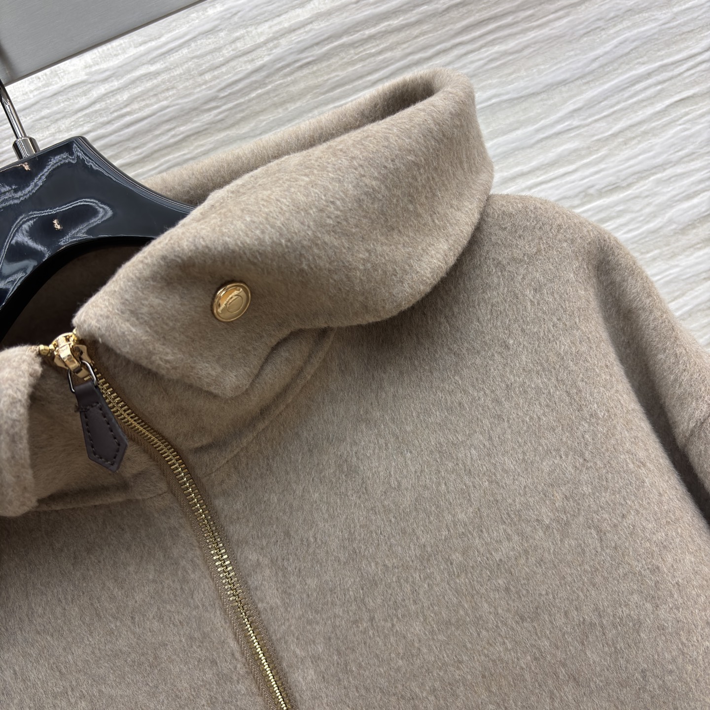 lP🆕连帽羊绒大衣 简约设计却藏满质感 浅咖色调温柔大气 连帽拉链设计休闲又保暖 羊绒触感软糯 秋冬穿它