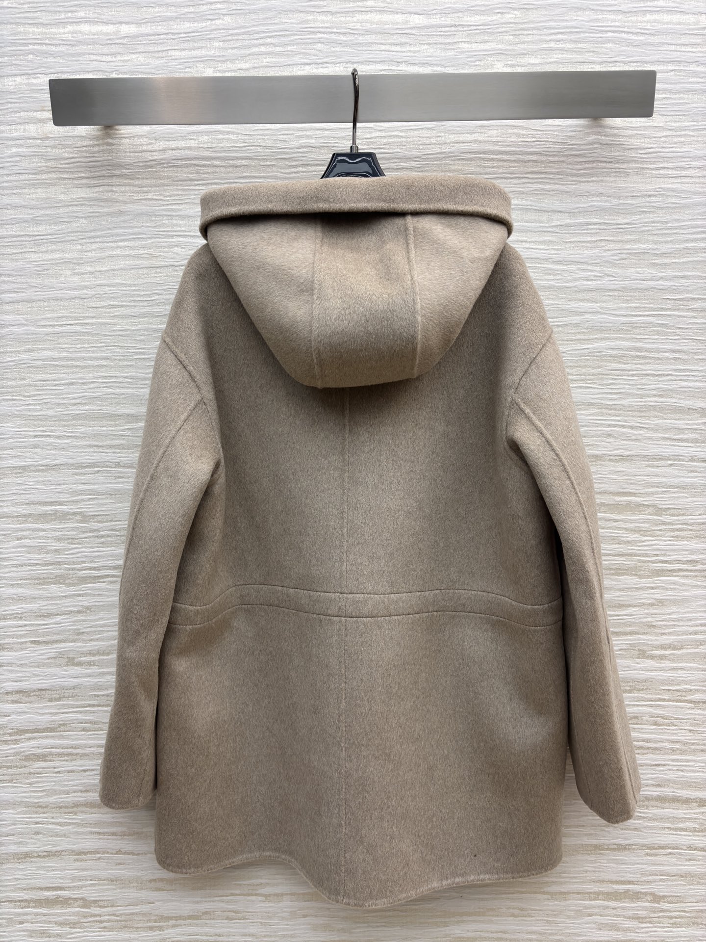 lP🆕连帽羊绒大衣 简约设计却藏满质感 浅咖色调温柔大气 连帽拉链设计休闲又保暖 羊绒触感软糯 秋冬穿它