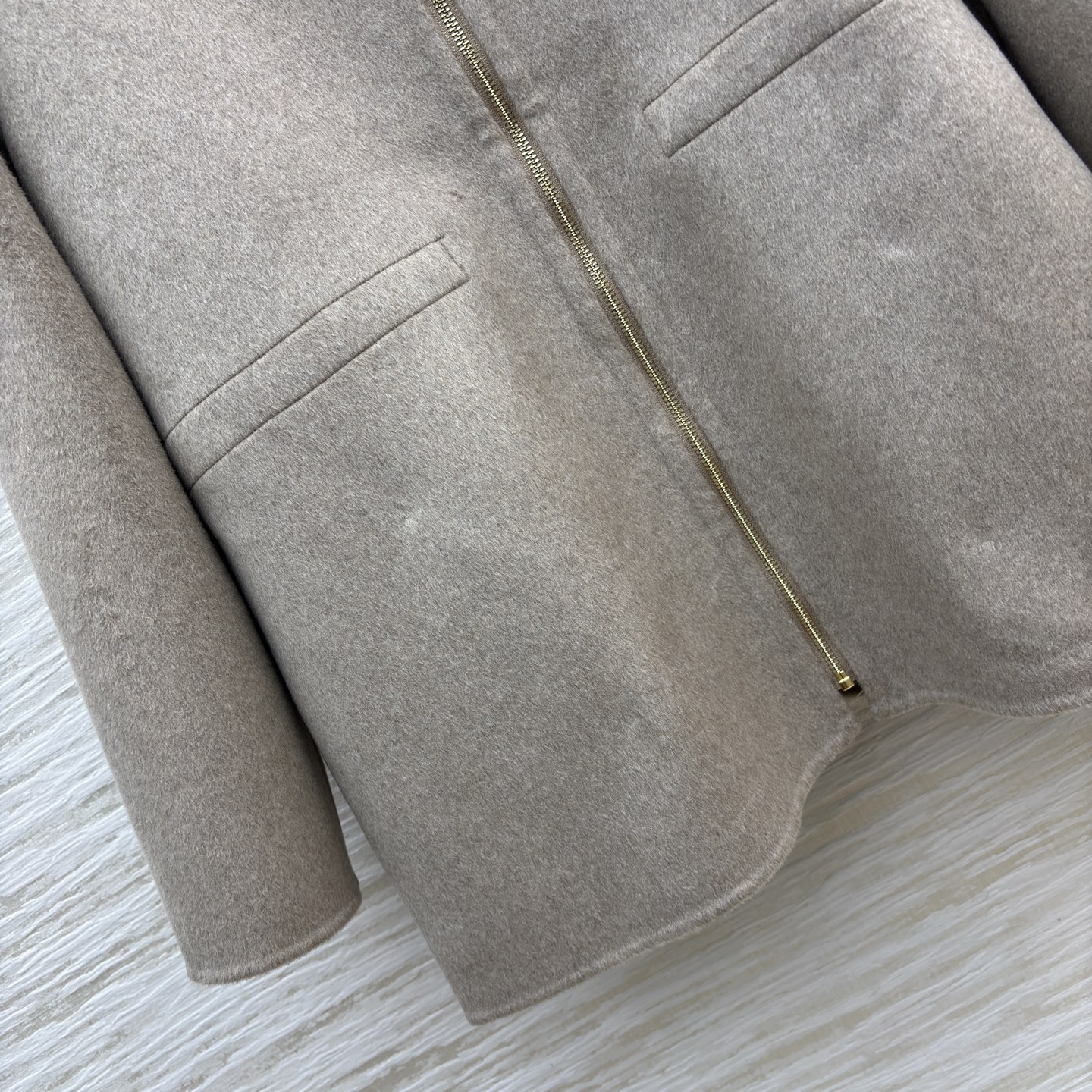 lP🆕连帽羊绒大衣 简约设计却藏满质感 浅咖色调温柔大气 连帽拉链设计休闲又保暖 羊绒触感软糯 秋冬穿它