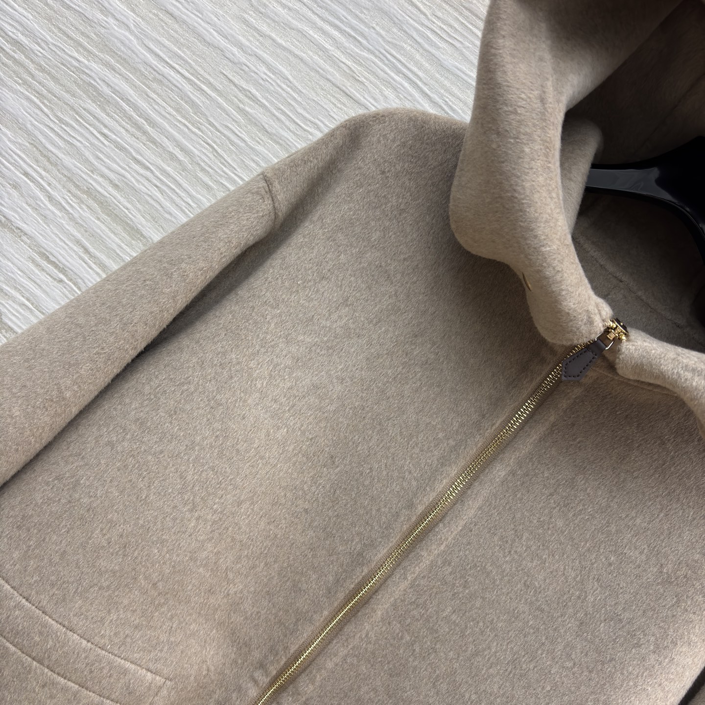 lP🆕连帽羊绒大衣 简约设计却藏满质感 浅咖色调温柔大气 连帽拉链设计休闲又保暖 羊绒触感软糯 秋冬穿它