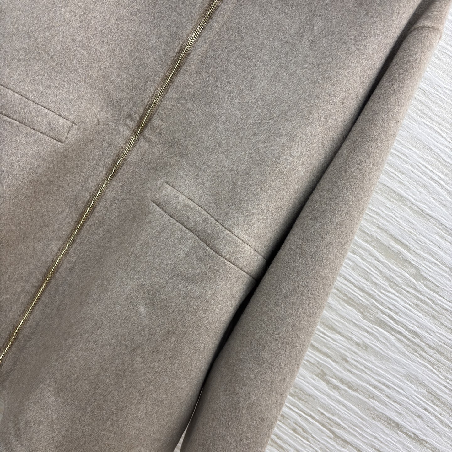 lP🆕连帽羊绒大衣 简约设计却藏满质感 浅咖色调温柔大气 连帽拉链设计休闲又保暖 羊绒触感软糯 秋冬穿它