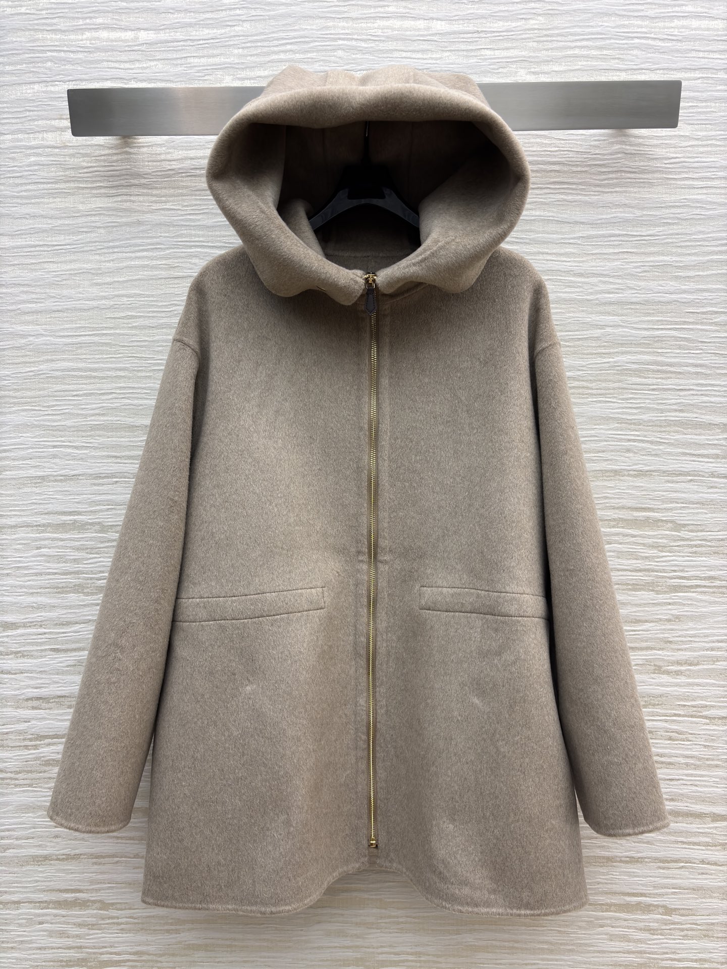 lP🆕连帽羊绒大衣 简约设计却藏满质感 浅咖色调温柔大气 连帽拉链设计休闲又保暖 羊绒触感软糯 秋冬穿它