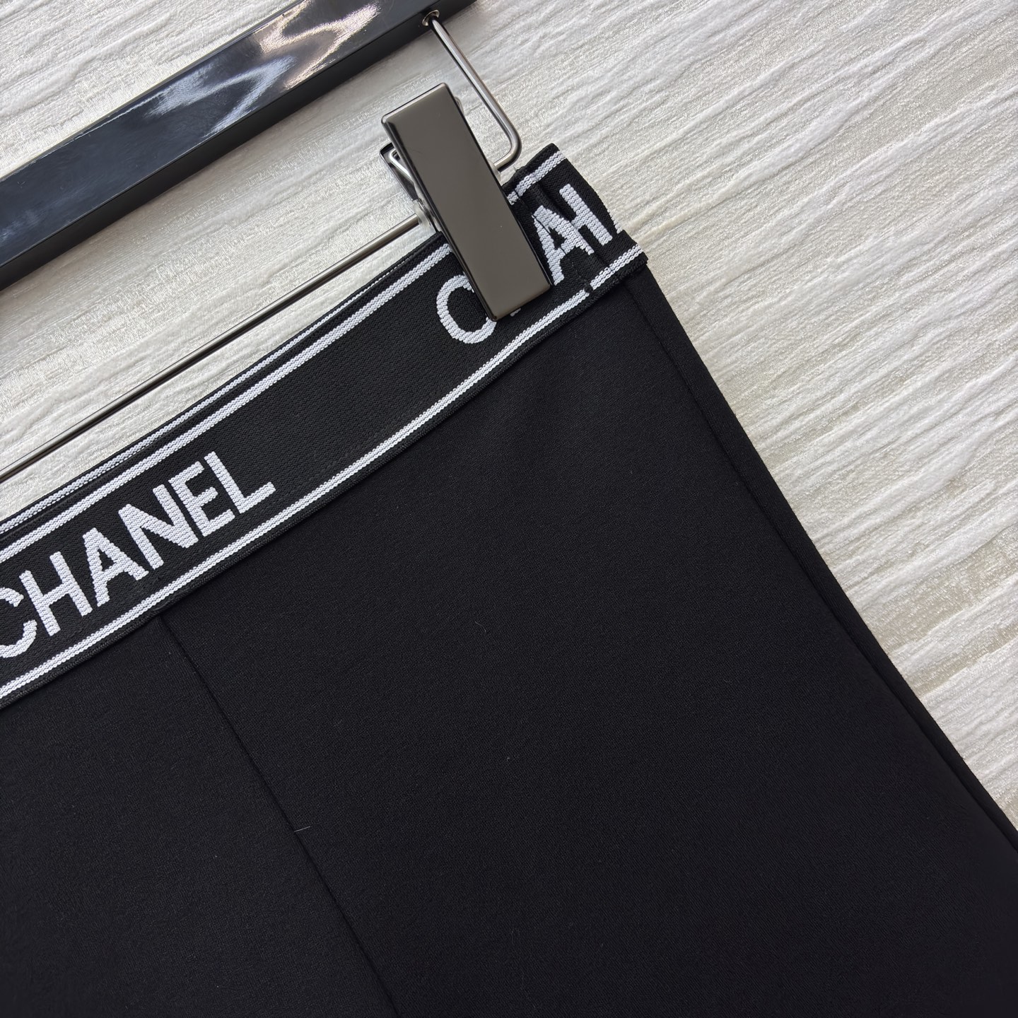 小香家 松紧腰打底裤 当运动风撞上高级奢感 这条leggings便成了时尚的多面手 松紧腰标识腰带勾勒腰