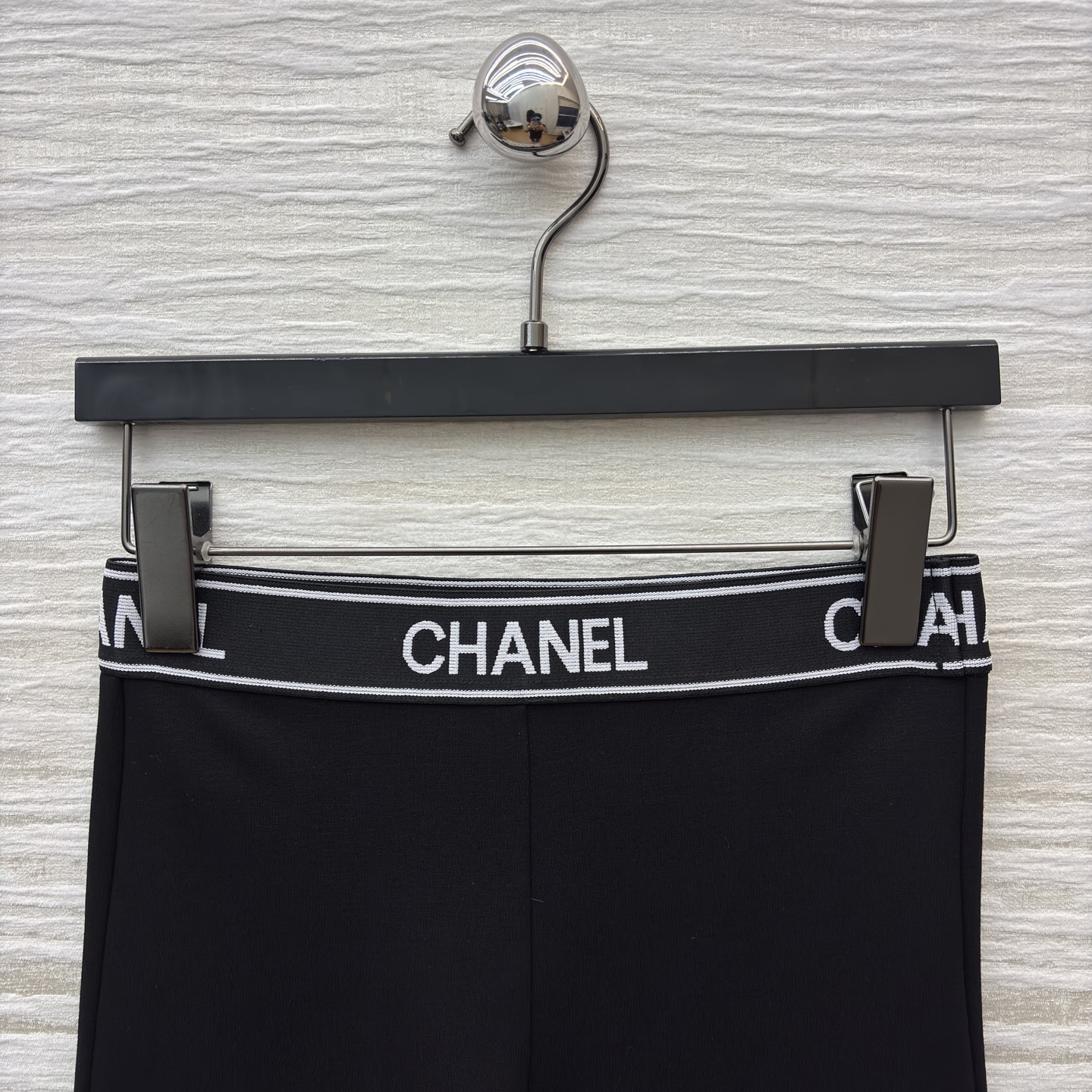 小香家 松紧腰打底裤 当运动风撞上高级奢感 这条leggings便成了时尚的多面手 松紧腰标识腰带勾勒腰