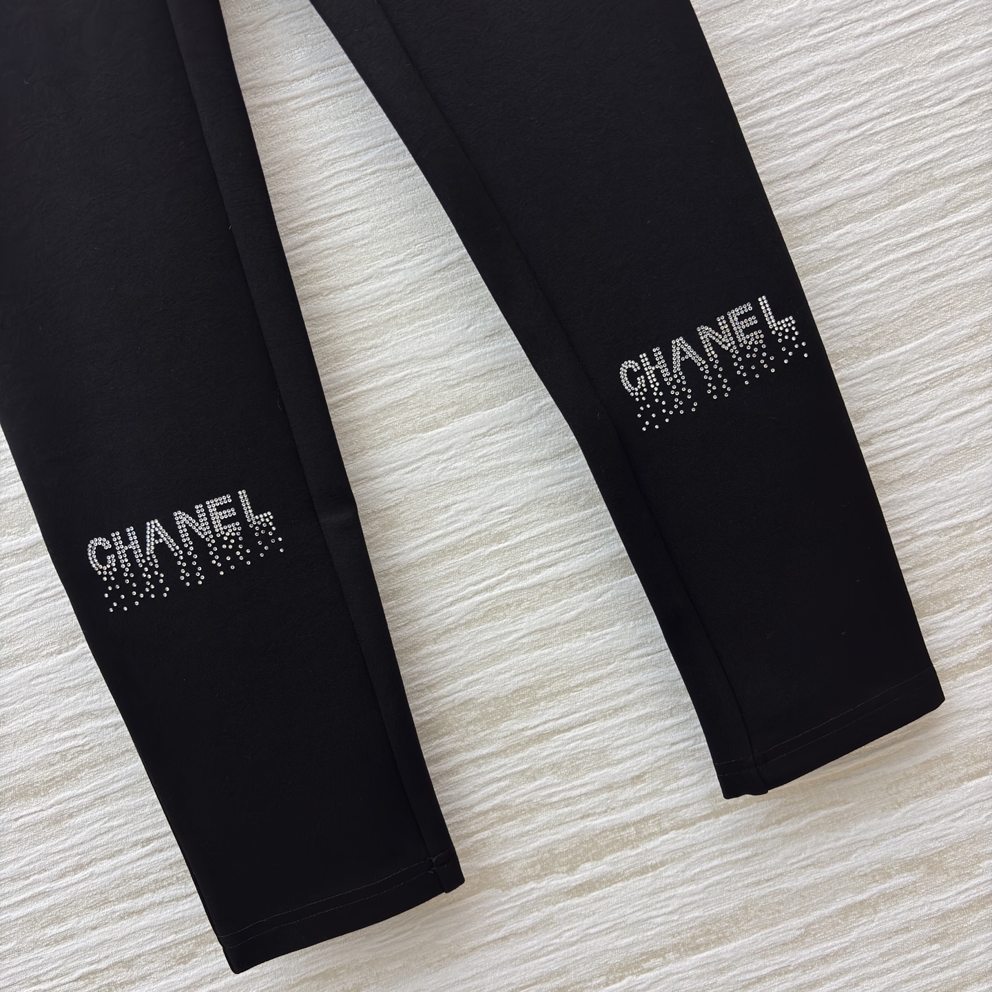 小香家 松紧腰打底裤 当运动风撞上高级奢感 这条leggings便成了时尚的多面手 松紧腰标识腰带勾勒腰