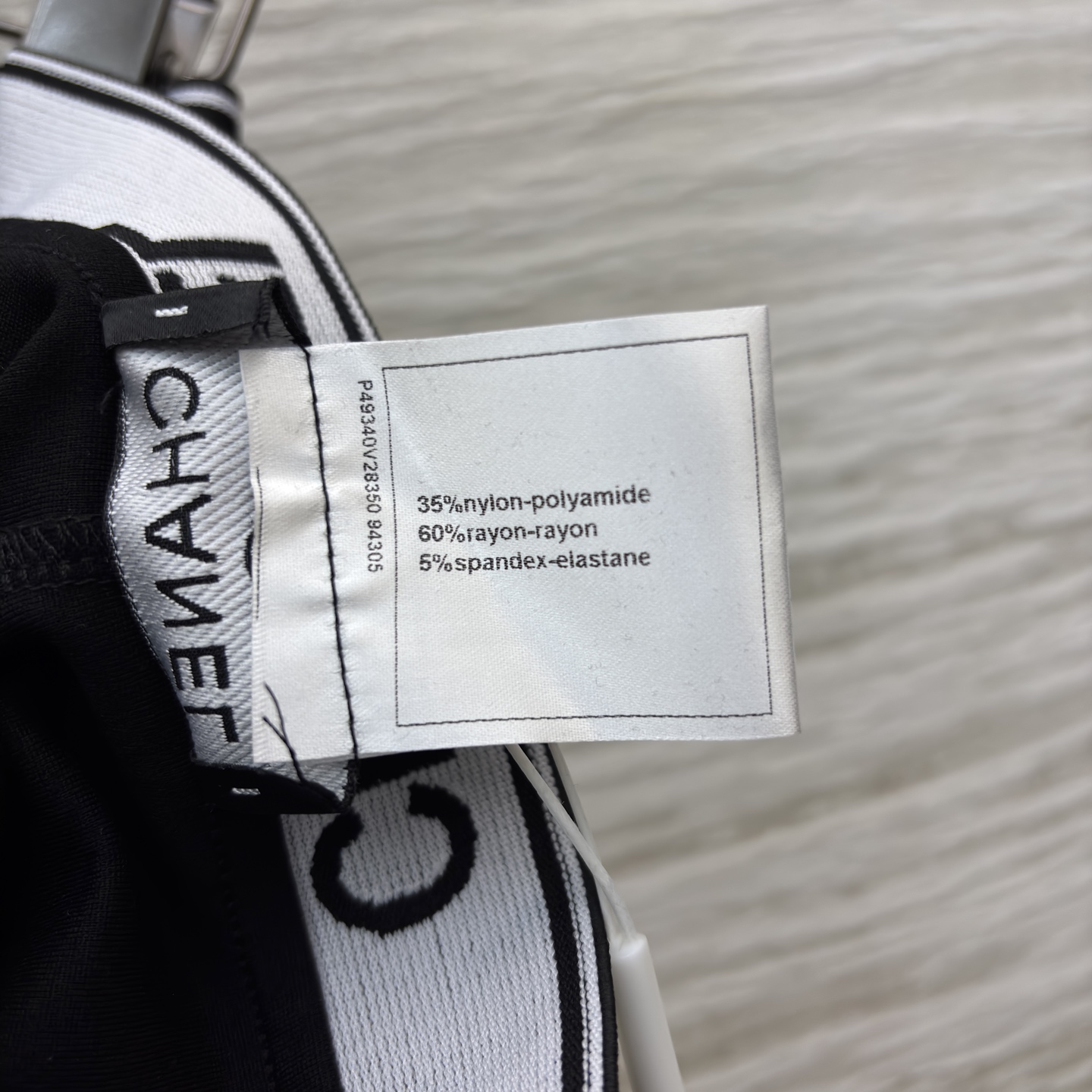 小香家 松紧腰打底裤 当运动风撞上高级奢感 这条leggings便成了时尚的多面手 松紧腰标识腰带勾勒腰