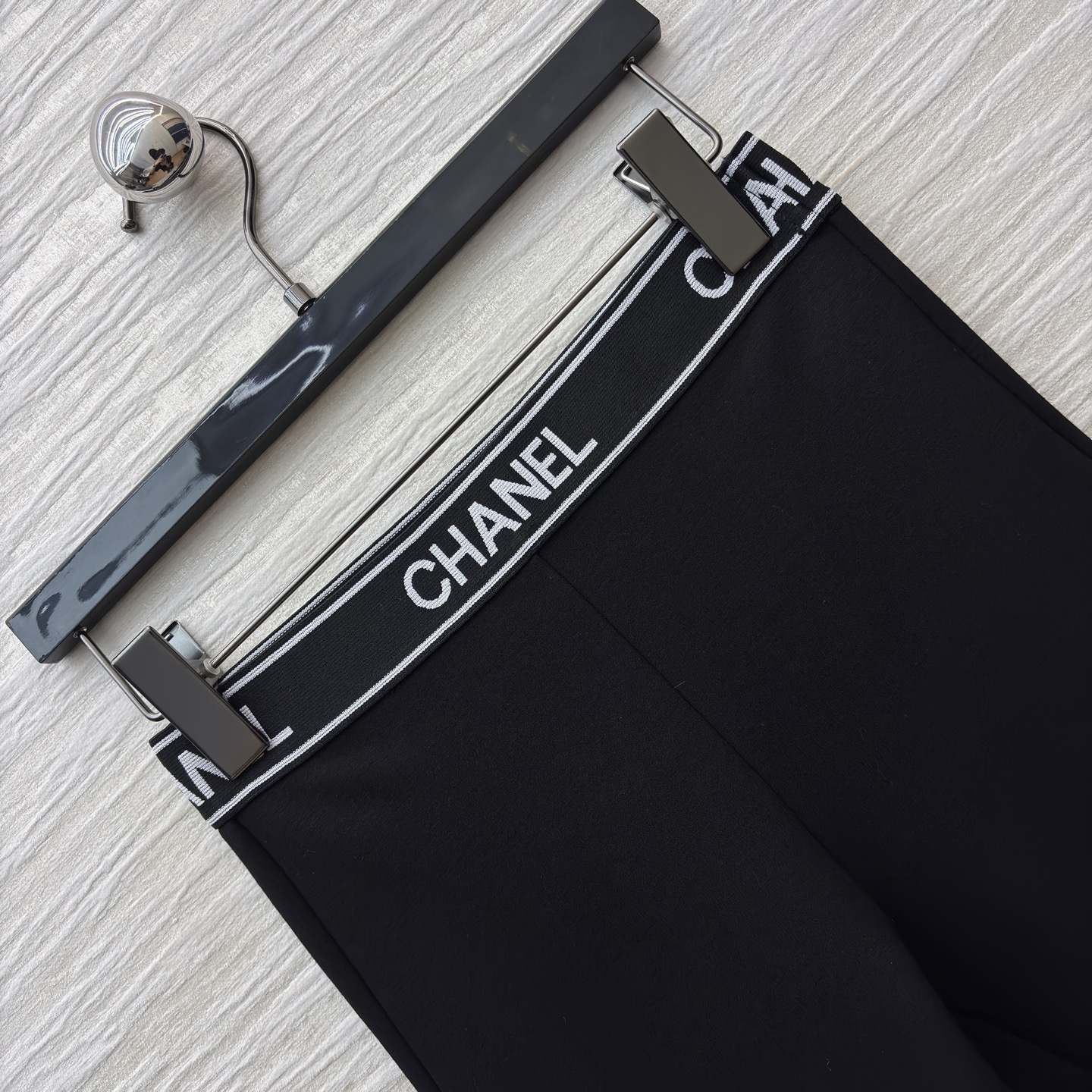 小香家 松紧腰打底裤 当运动风撞上高级奢感 这条leggings便成了时尚的多面手 松紧腰标识腰带勾勒腰