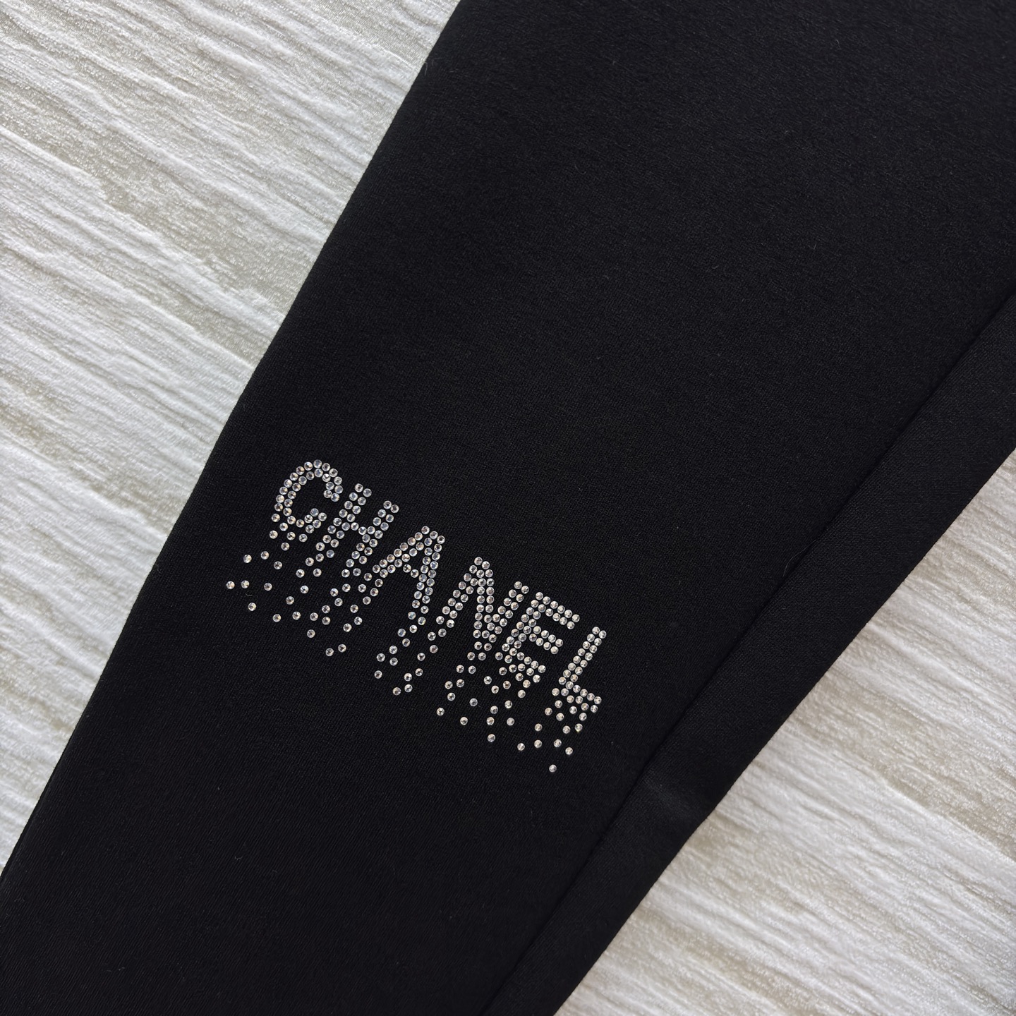 小香家 松紧腰打底裤 当运动风撞上高级奢感 这条leggings便成了时尚的多面手 松紧腰标识腰带勾勒腰