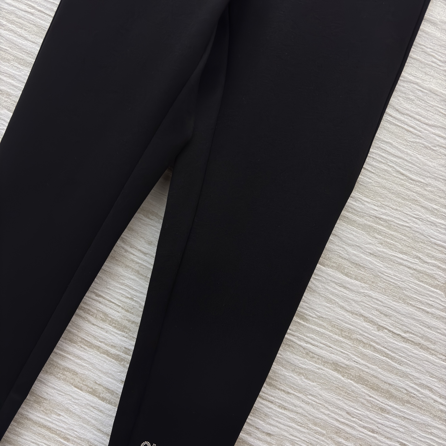 小香家 松紧腰打底裤 当运动风撞上高级奢感 这条leggings便成了时尚的多面手 松紧腰标识腰带勾勒腰