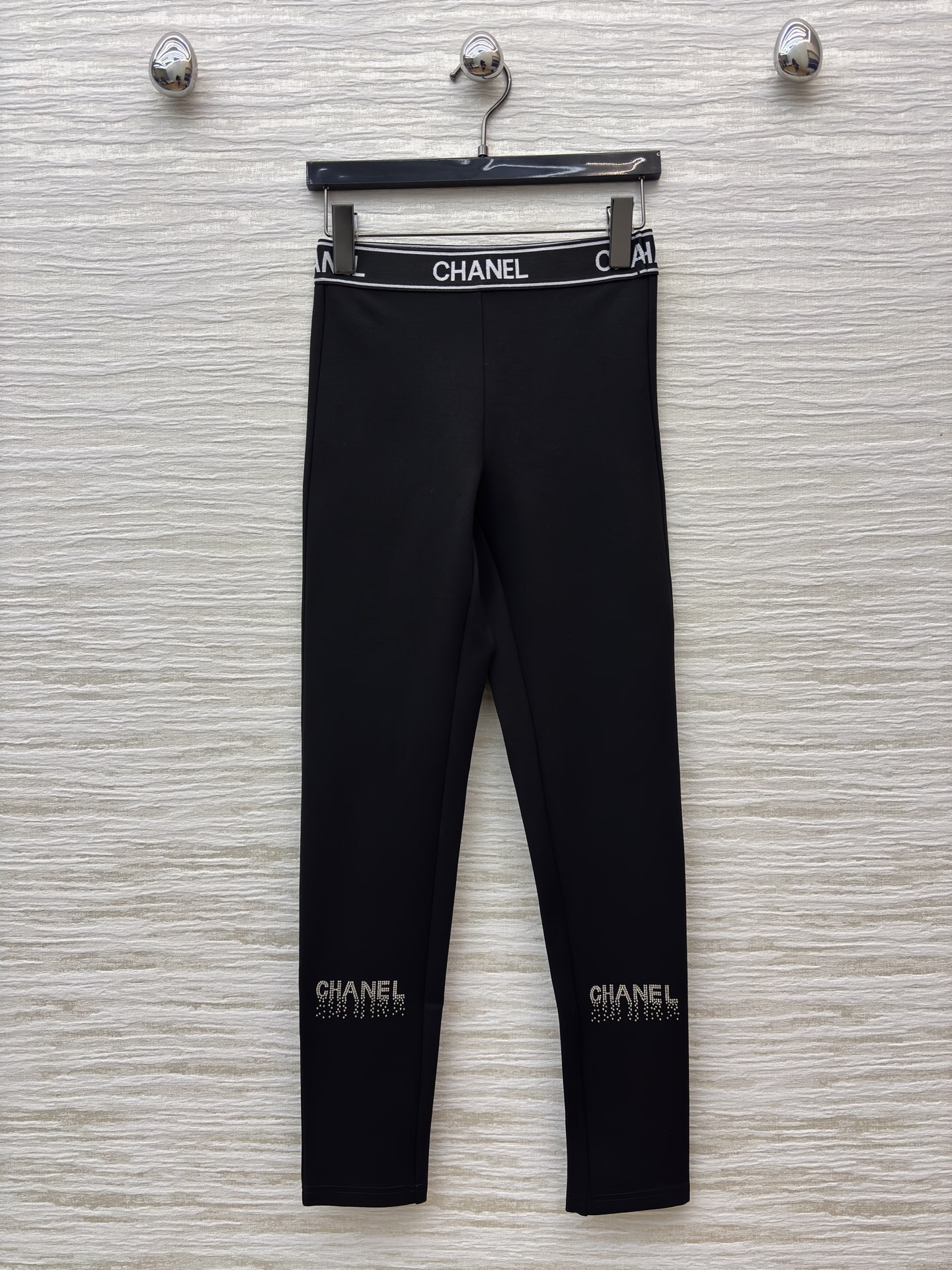 小香家 松紧腰打底裤 当运动风撞上高级奢感 这条leggings便成了时尚的多面手 松紧腰标识腰带勾勒腰