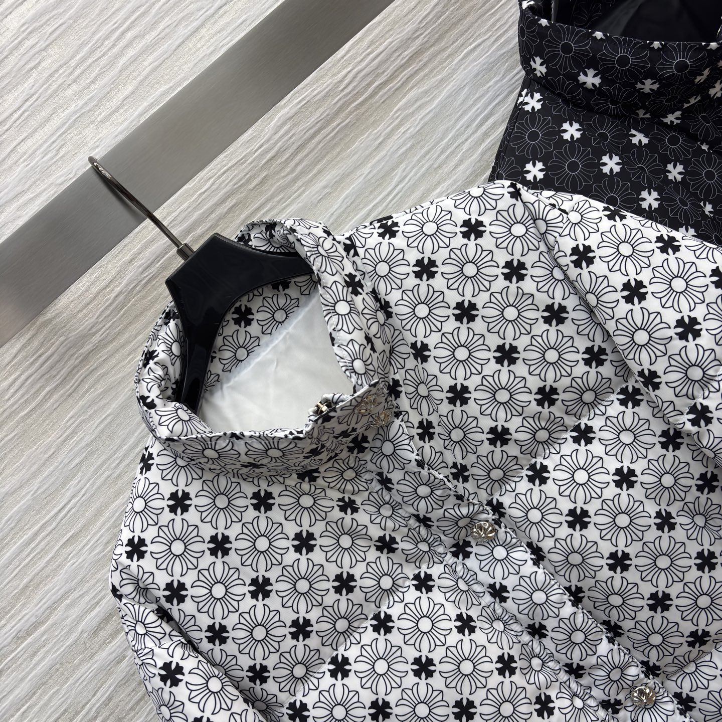 克罗星25秋冬 立领短款羽绒服 满印花纹邂逅羽绒的蓬松暖意 短款羽绒服便成了冬日穿搭的吸睛利器 银白款清