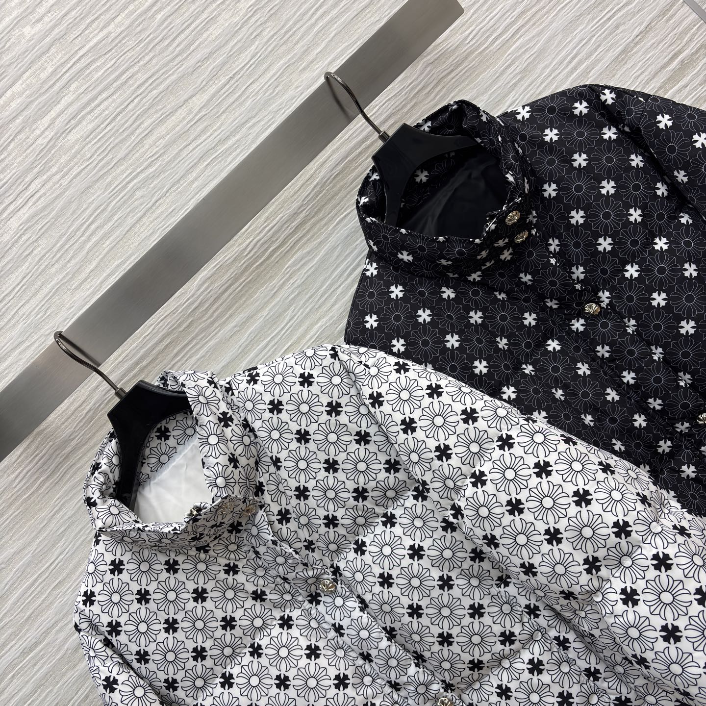 克罗星25秋冬 立领短款羽绒服 满印花纹邂逅羽绒的蓬松暖意 短款羽绒服便成了冬日穿搭的吸睛利器 银白款清